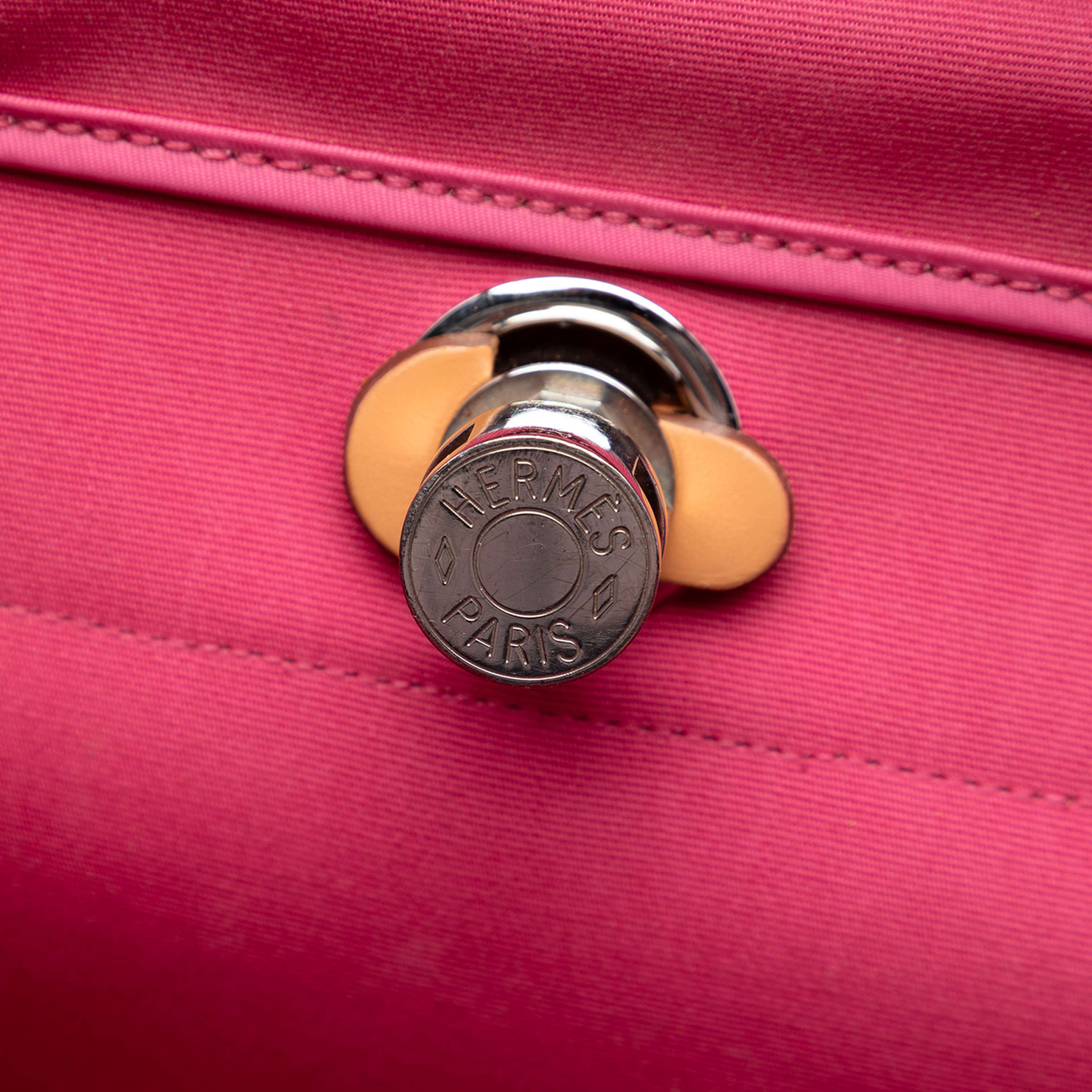 Hermès Toile Herbag Zip 39, från Luxclusif, i färgen pink. Klicka för att öppna bilden i stort format