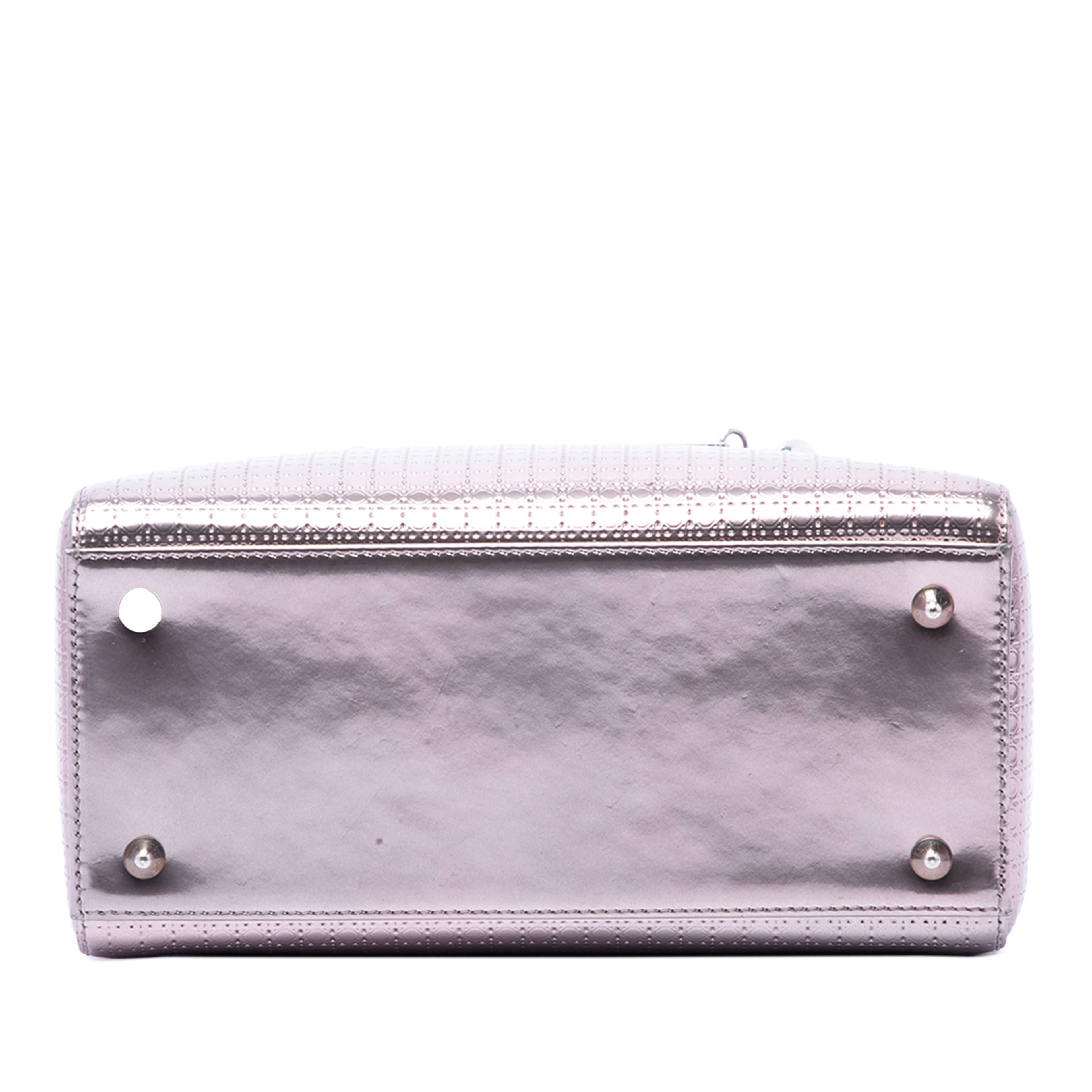 Dior Medium Metallic Patent Microcannage Lady Dior, från Luxclusif, i färgen purpur. Klicka för att öppna bilden i stort format