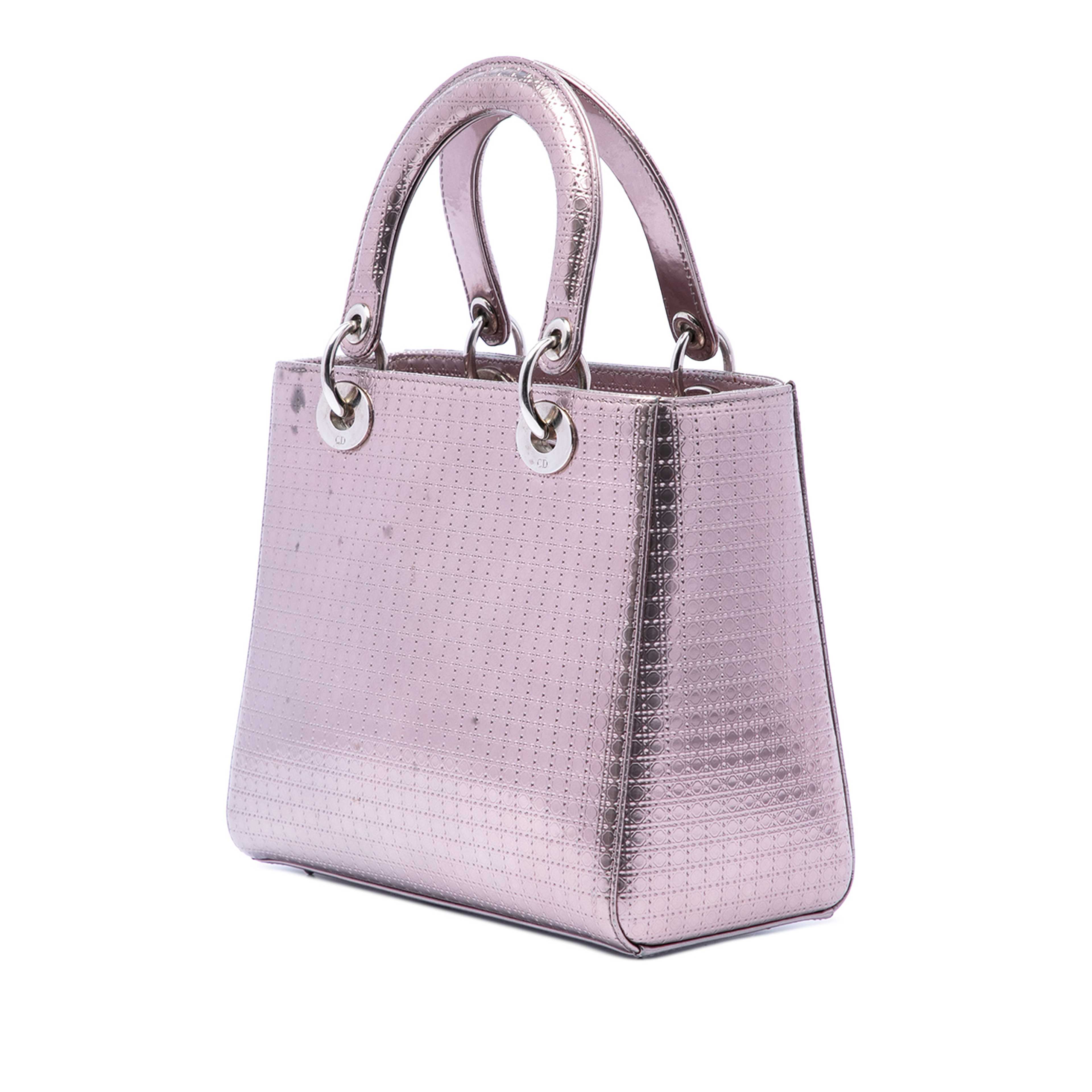 Dior Medium Metallic Patent Microcannage Lady Dior, från Luxclusif, i färgen purpur. Klicka för att öppna bilden i stort format