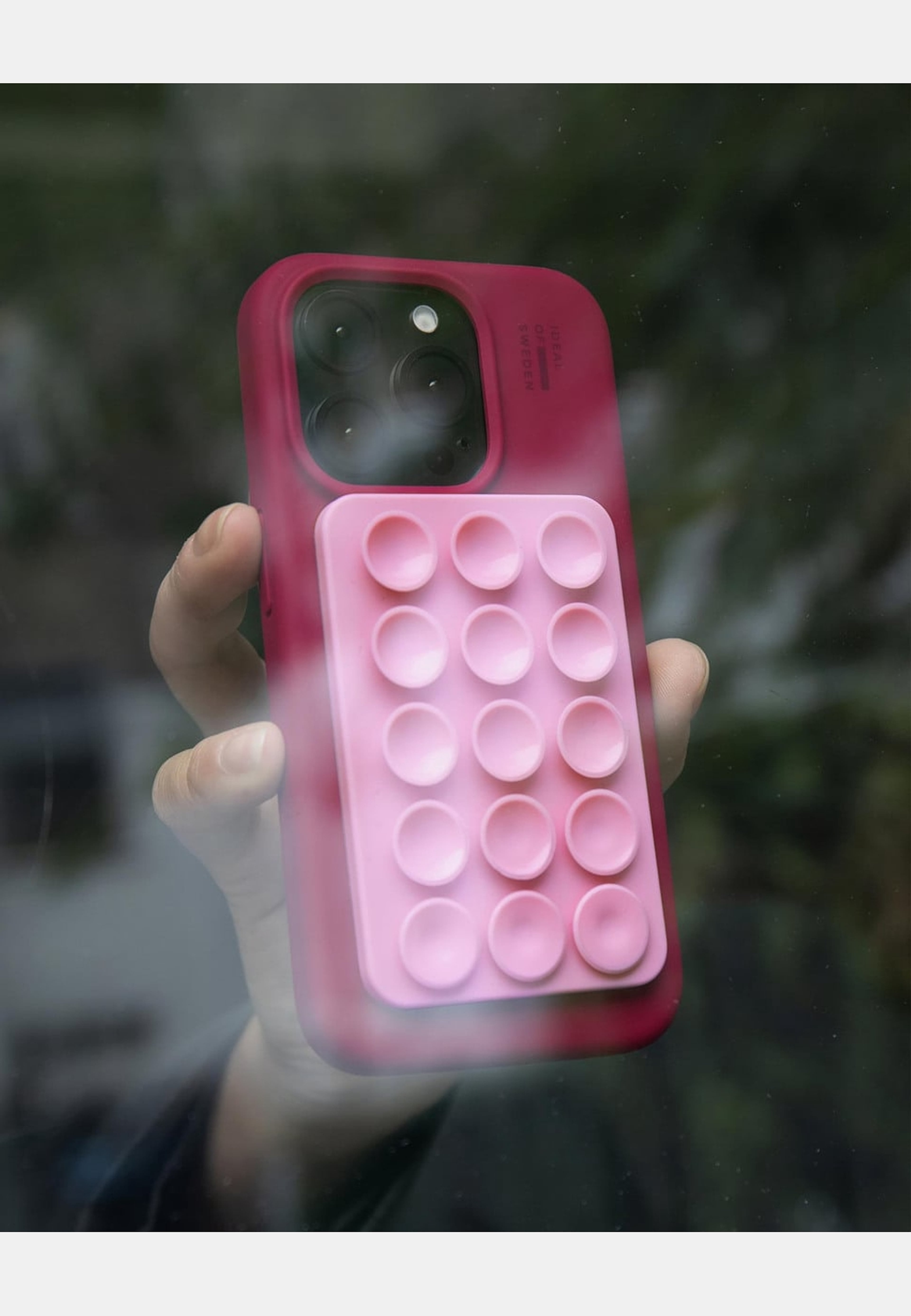 Magsafe Suction Phone Mount, från Ideal Of Sweden, i färgen pink. Klicka för att öppna bilden i stort format