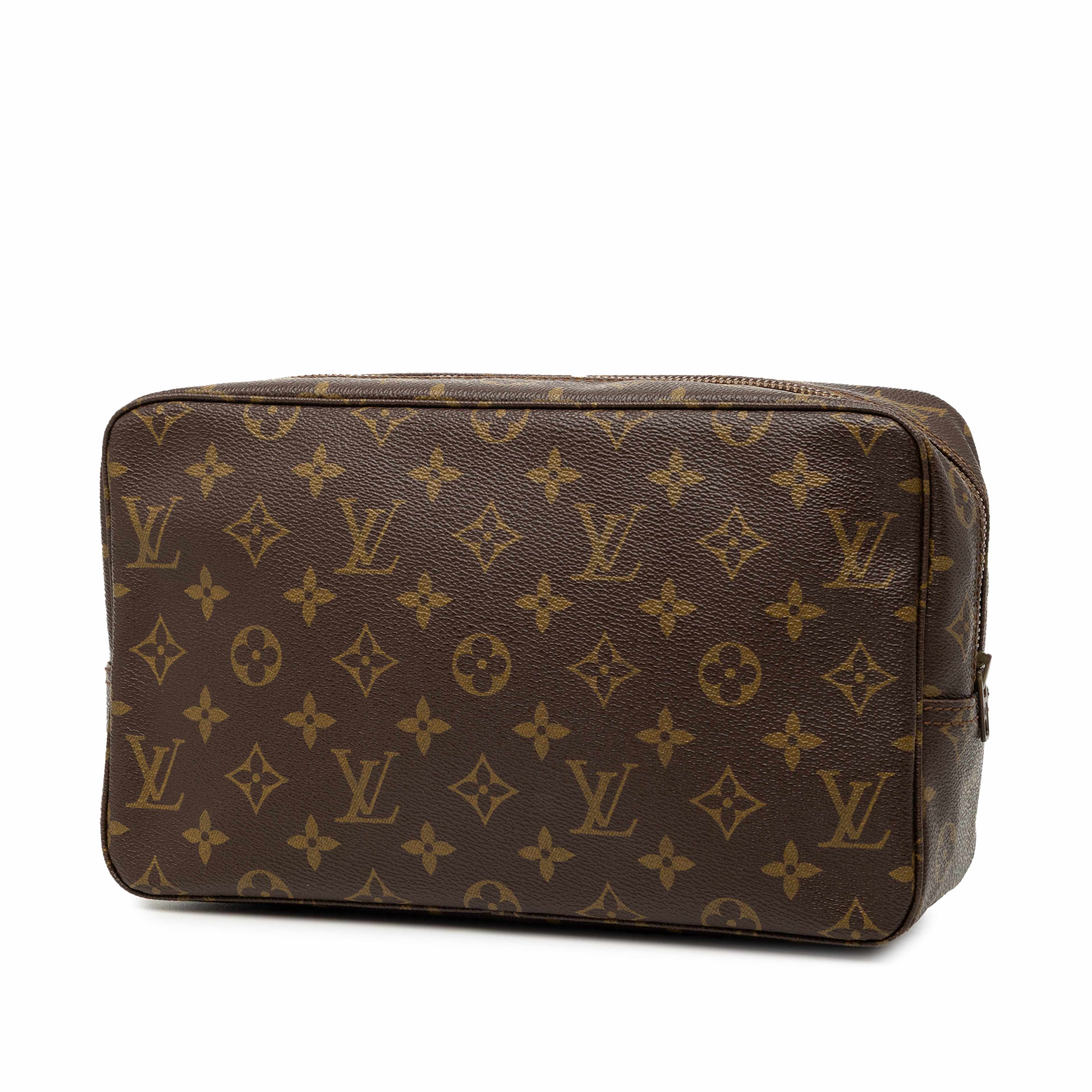 Louis Vuitton Monogram Trousse Toilette 28, från Luxclusif, i färgen brown. Klicka för att öppna bilden i stort format