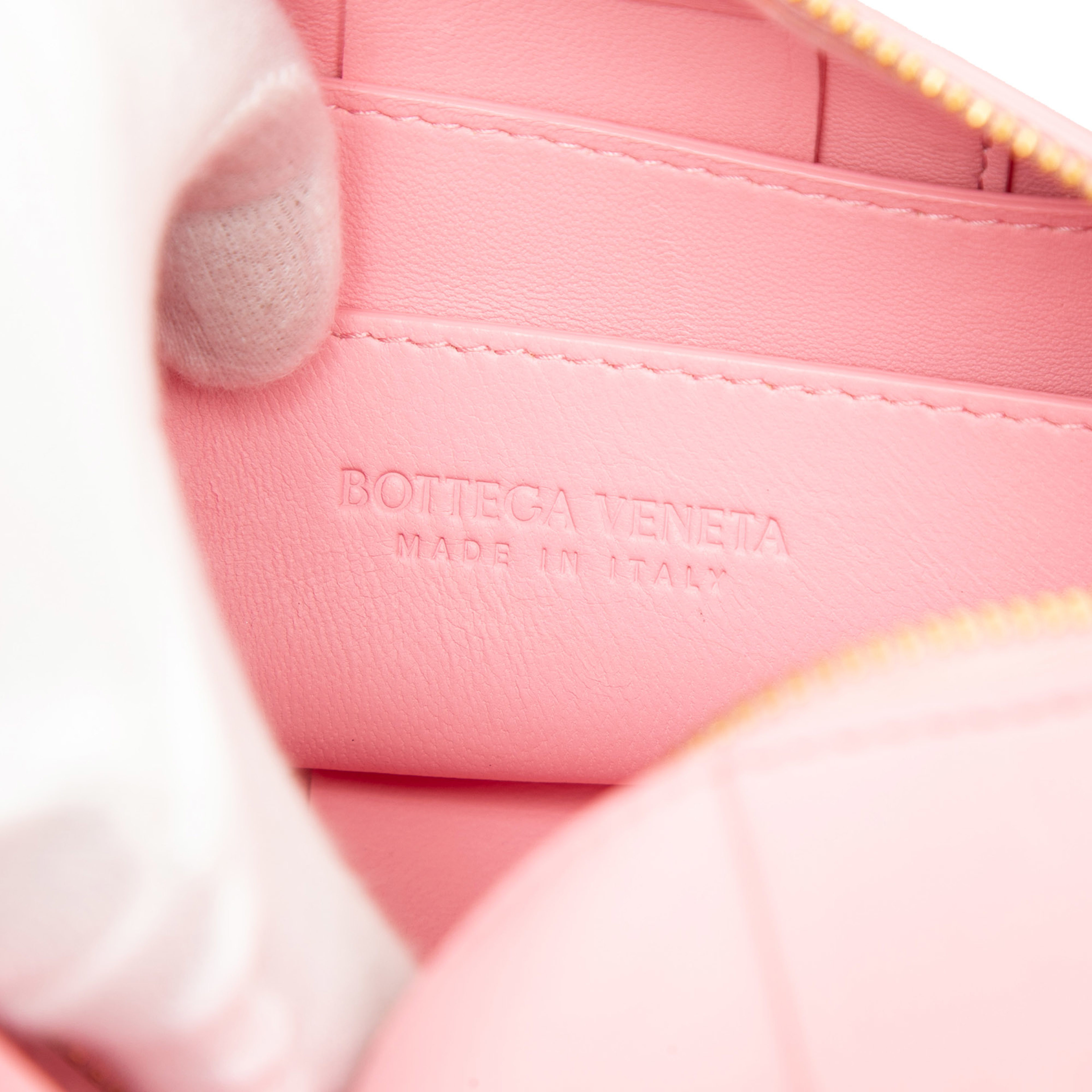 Bottega Veneta Small Lambskin Intrecciato Brick Cassette, från Luxclusif, i färgen rosa. Klicka för att öppna bilden i stort format