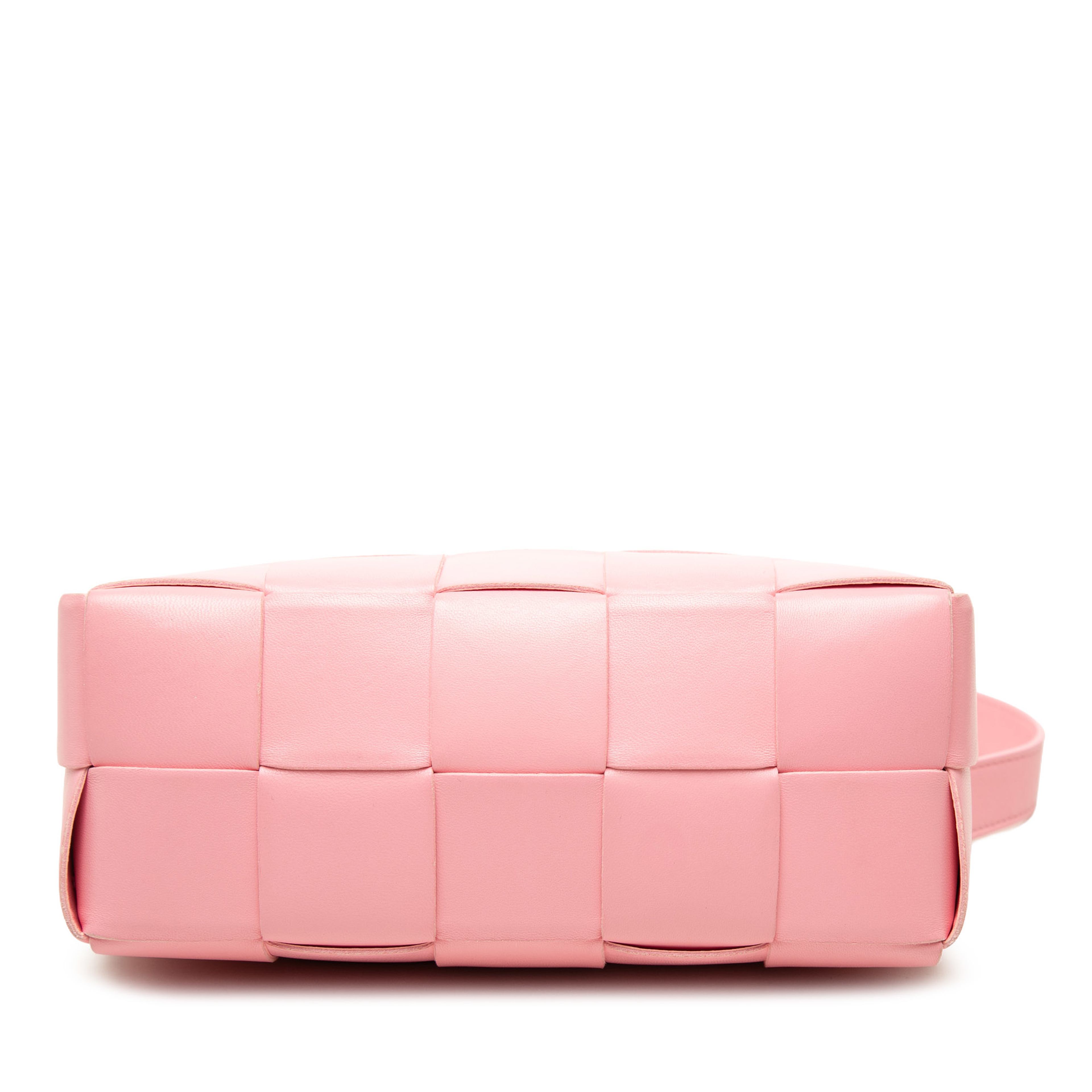 Bottega Veneta Small Lambskin Intrecciato Brick Cassette, från Luxclusif, i färgen rosa. Klicka för att öppna bilden i stort format