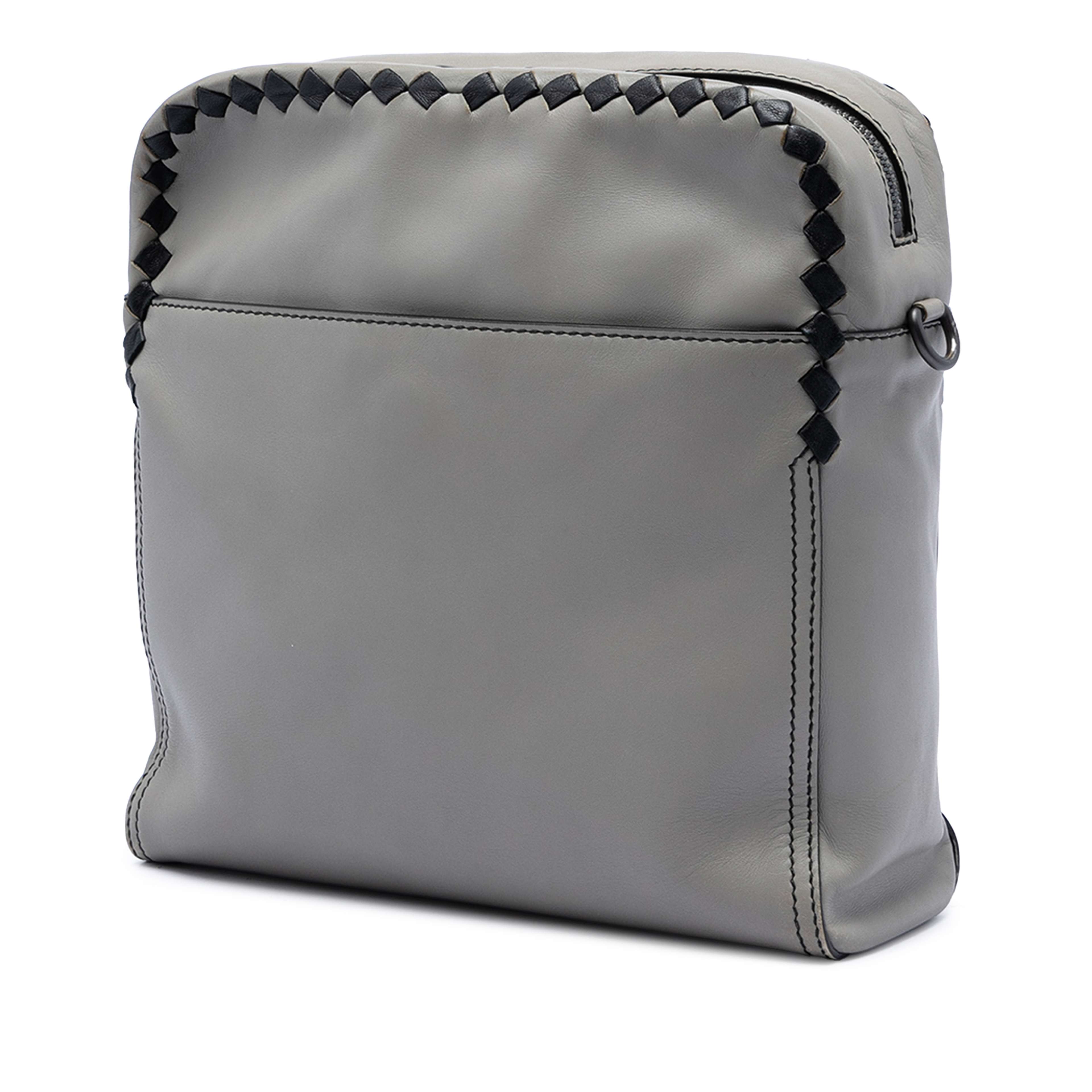 Bottega Veneta Intrecciato Trimmed Nappa Crossbody, från Luxclusif, i färgen grå. Klicka för att öppna bilden i stort format