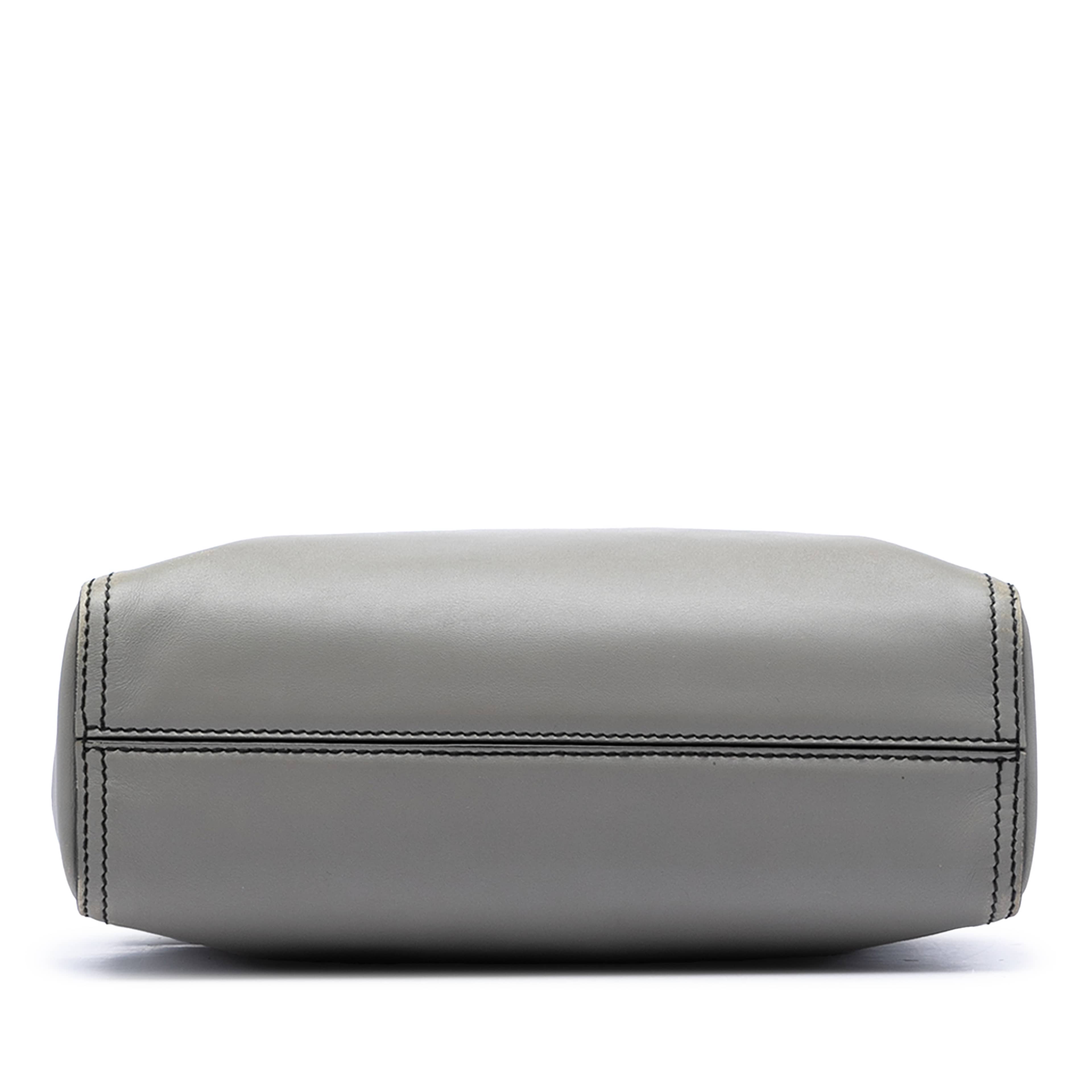 Bottega Veneta Intrecciato Trimmed Nappa Crossbody, från Luxclusif, i färgen gray. Klicka för att öppna bilden i stort format