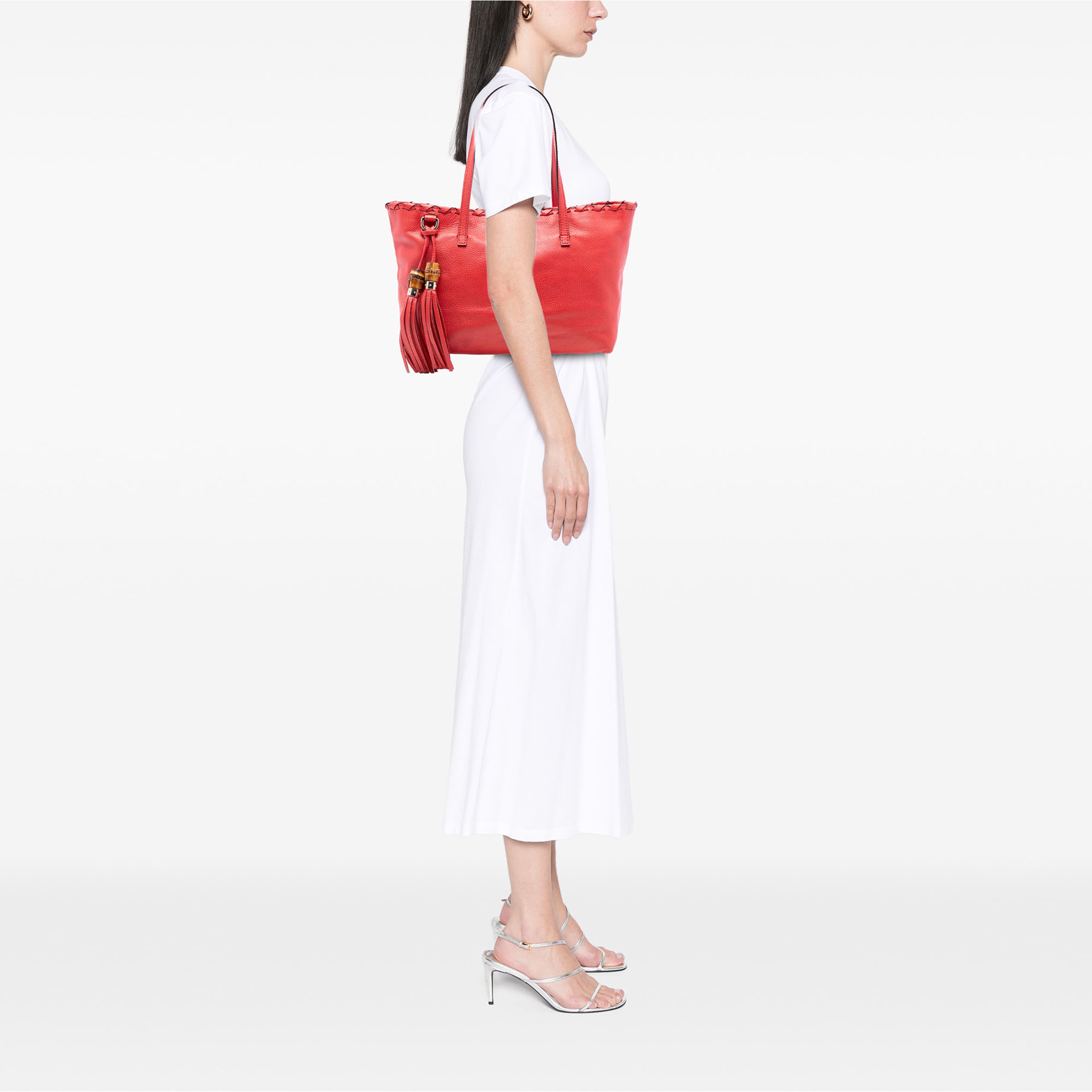 Gucci Leather Bamboo Tassel Tote, från Luxclusif, i färgen röd. Klicka för att öppna bilden i stort format