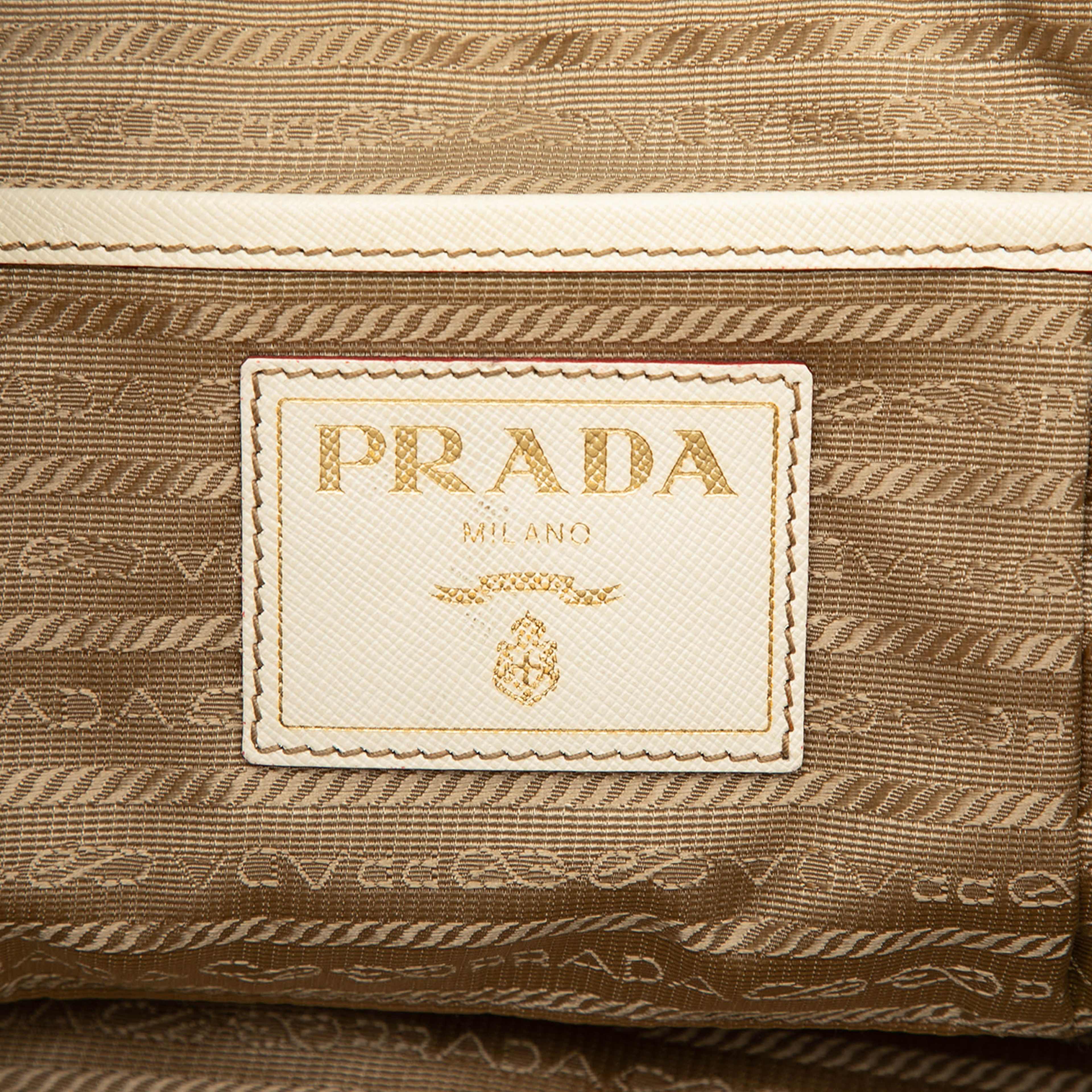Prada Canvas Canapa Tote, från Luxclusif, i färgen beige. Klicka för att öppna bilden i stort format