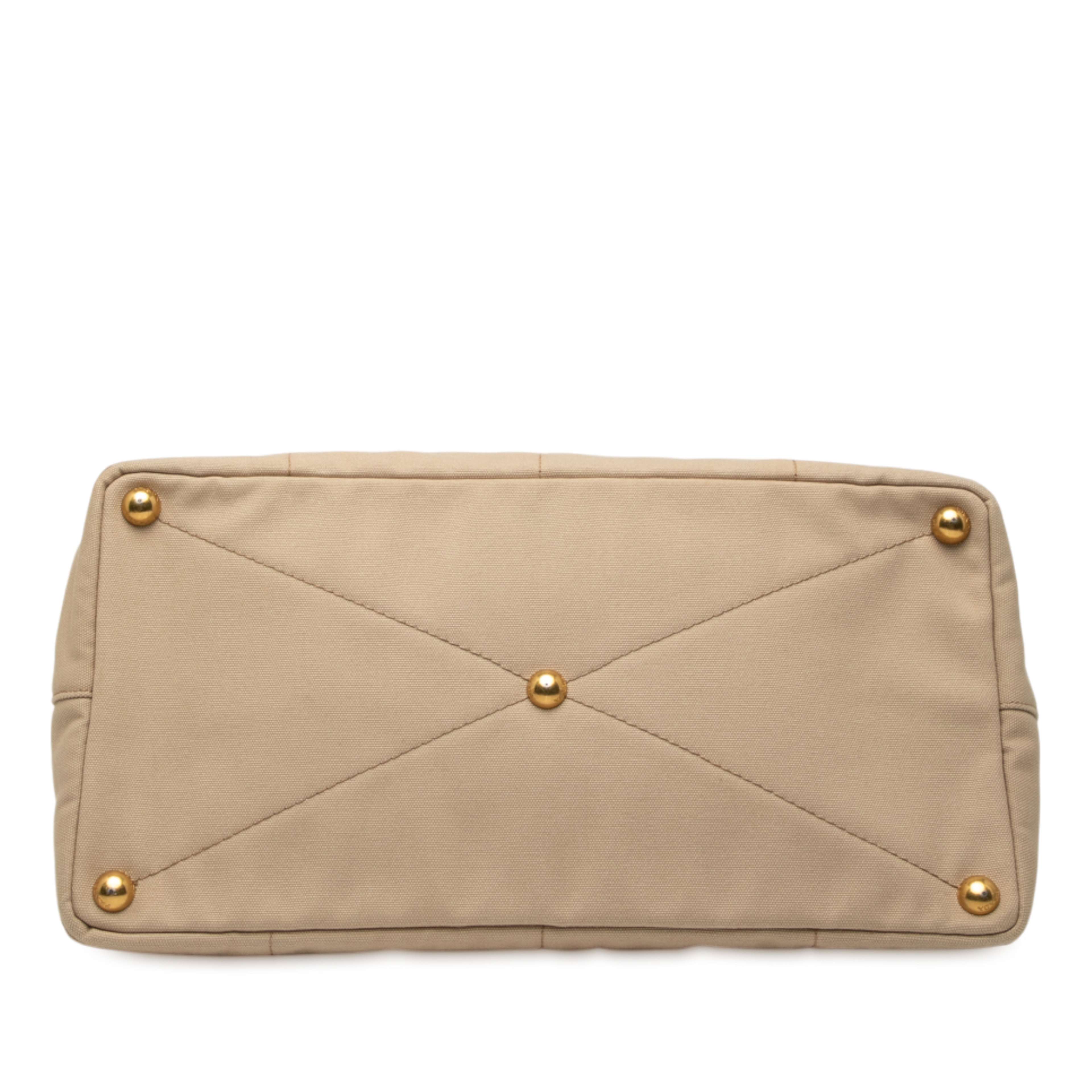 Prada Canvas Canapa Tote, från Luxclusif, i färgen beige. Klicka för att öppna bilden i stort format