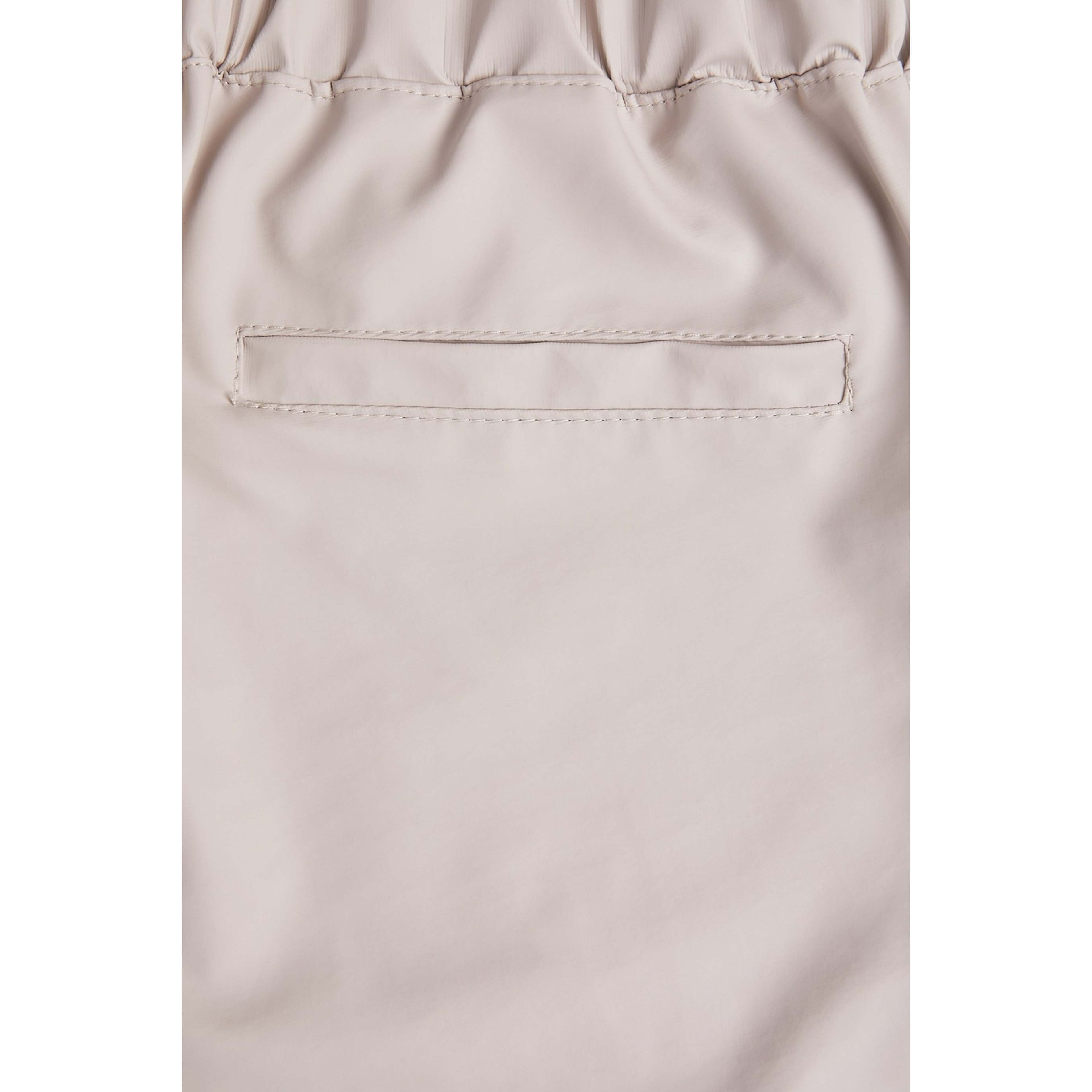 Vanadis Trousers, från Stutterheim, i färgen light sand. Klicka för att öppna bilden i stort format