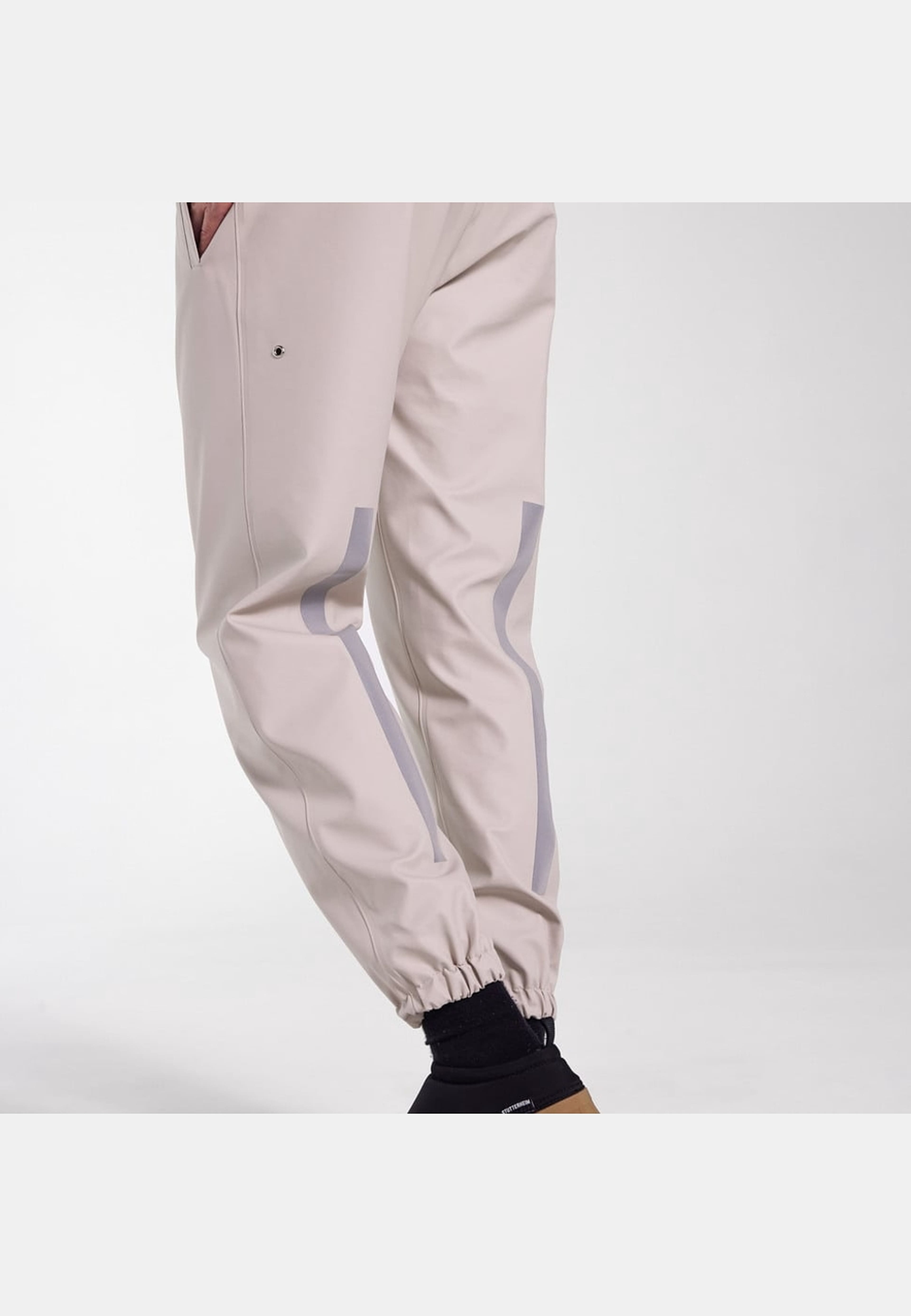 Vanadis Trousers, från Stutterheim, i färgen light sand. Klicka för att öppna bilden i stort format