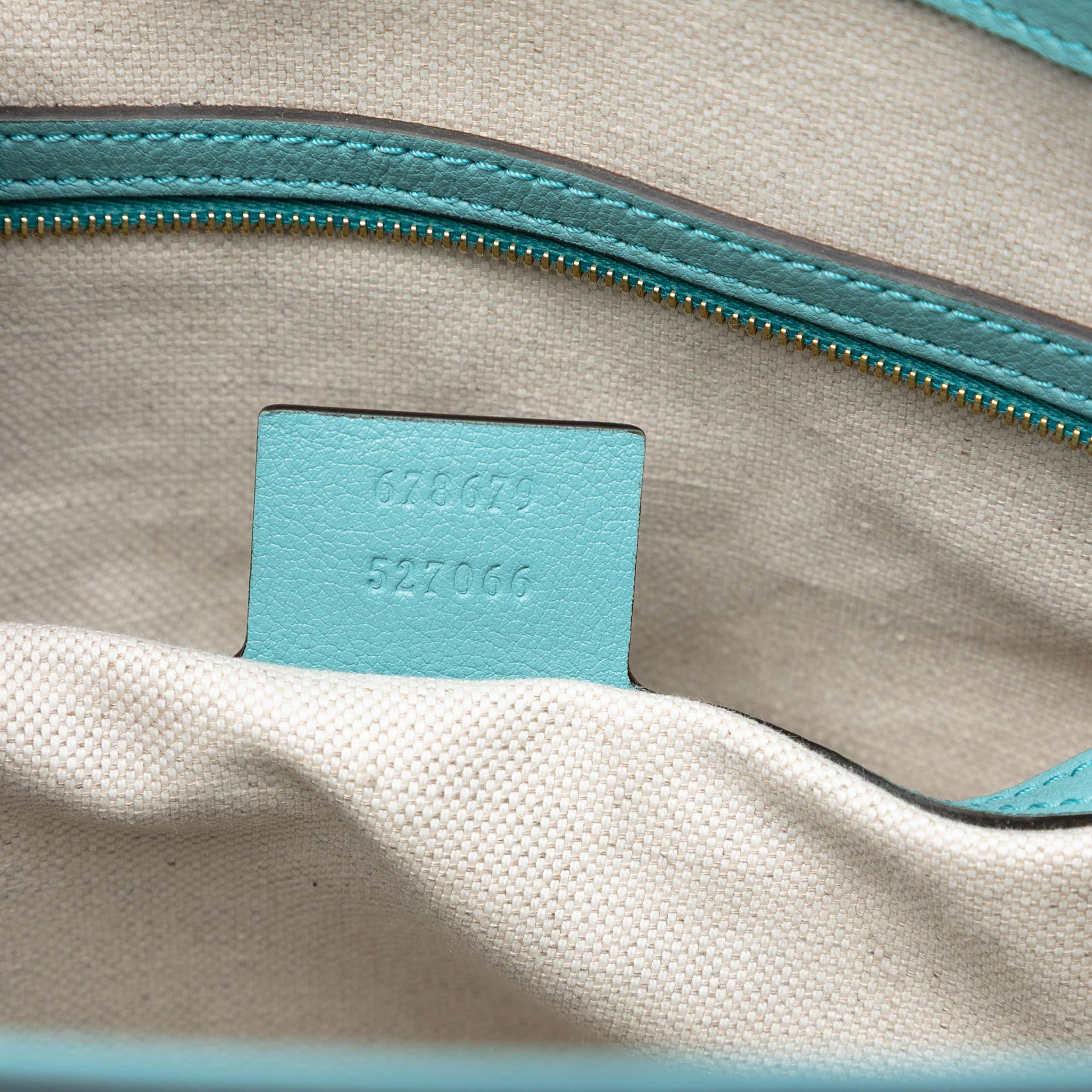 Gucci Gg Star Embossed Leather Tote, från Luxclusif, i färgen turquoise. Klicka för att öppna bilden i stort format