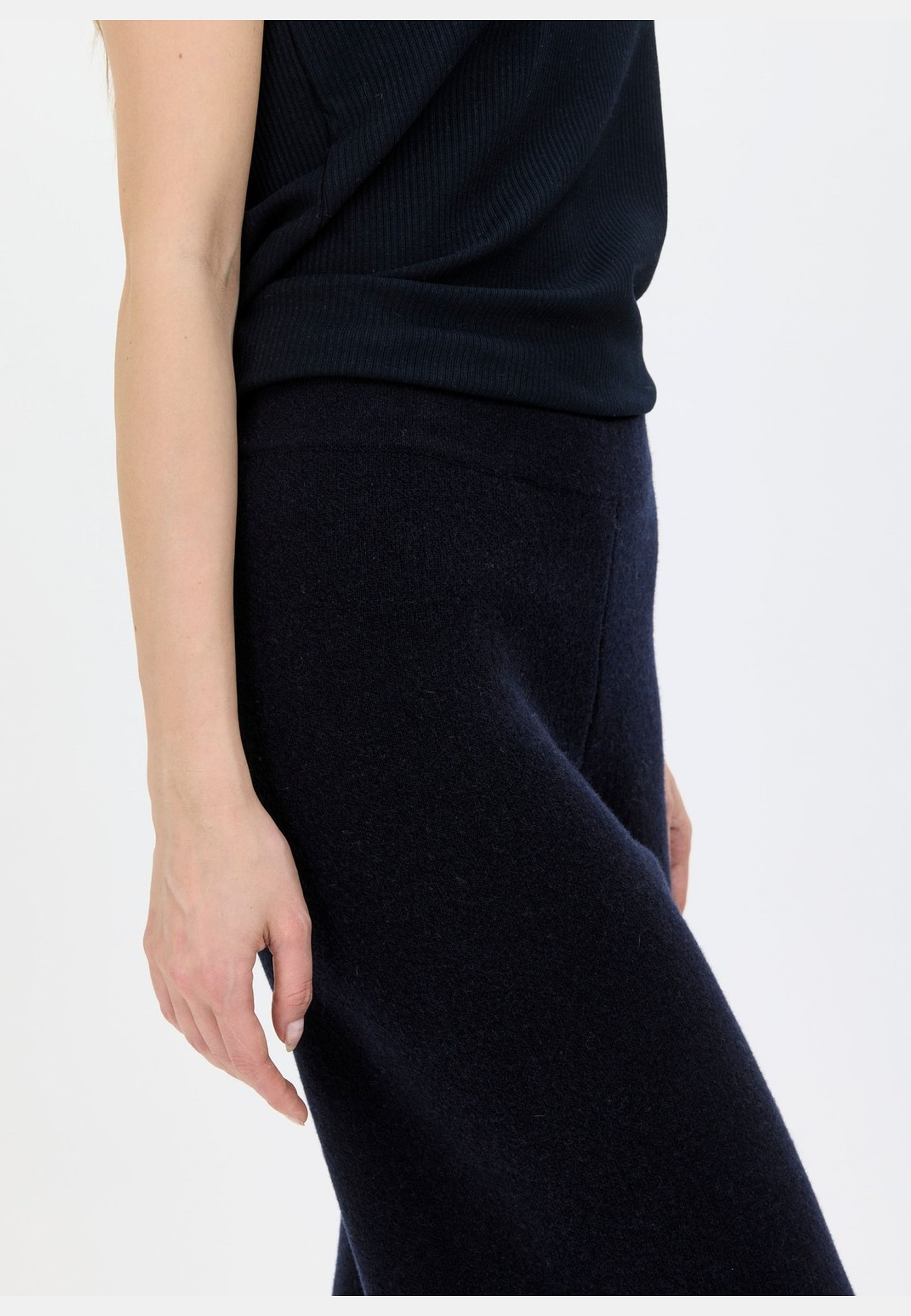 Klippa Stickad Byxa Navy, från emmamalena, i färgen marinblå. Klicka för att öppna bilden i stort format