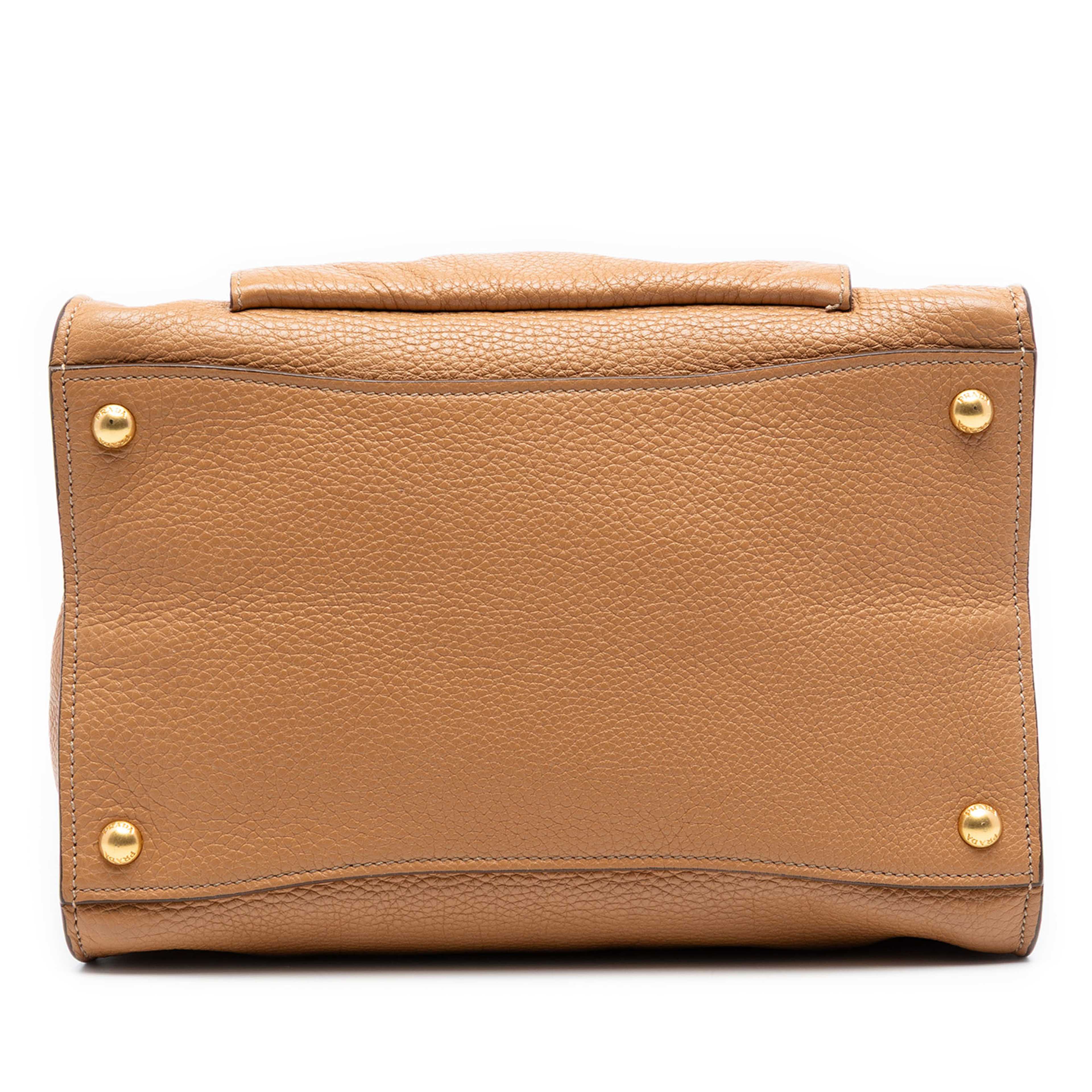 Prada Vitello Daino Front Pocket Open Convertible Tote, från Luxclusif, i färgen beige. Klicka för att öppna bilden i stort format