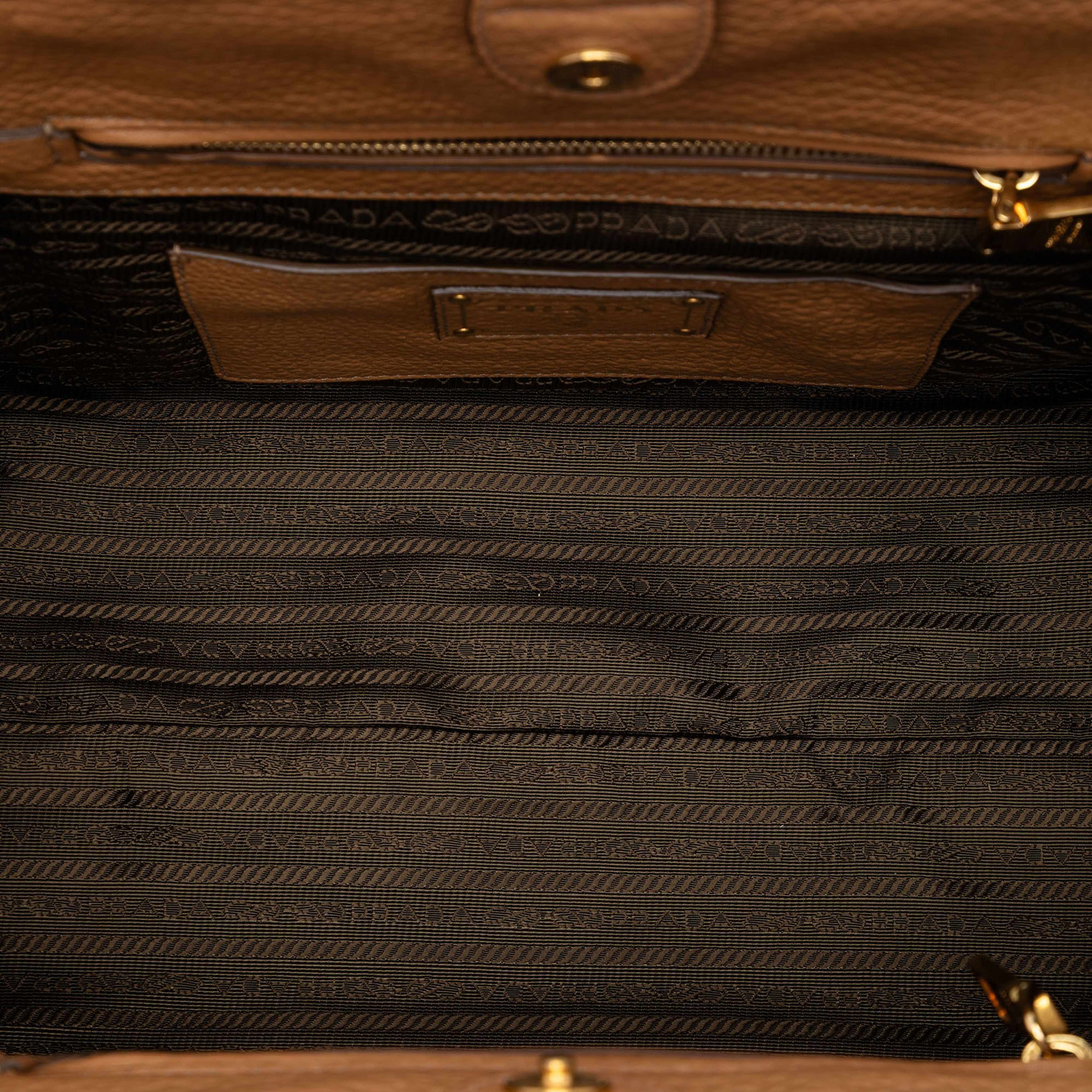 Prada Vitello Daino Front Pocket Open Convertible Tote, från Luxclusif, i färgen beige. Klicka för att öppna bilden i stort format