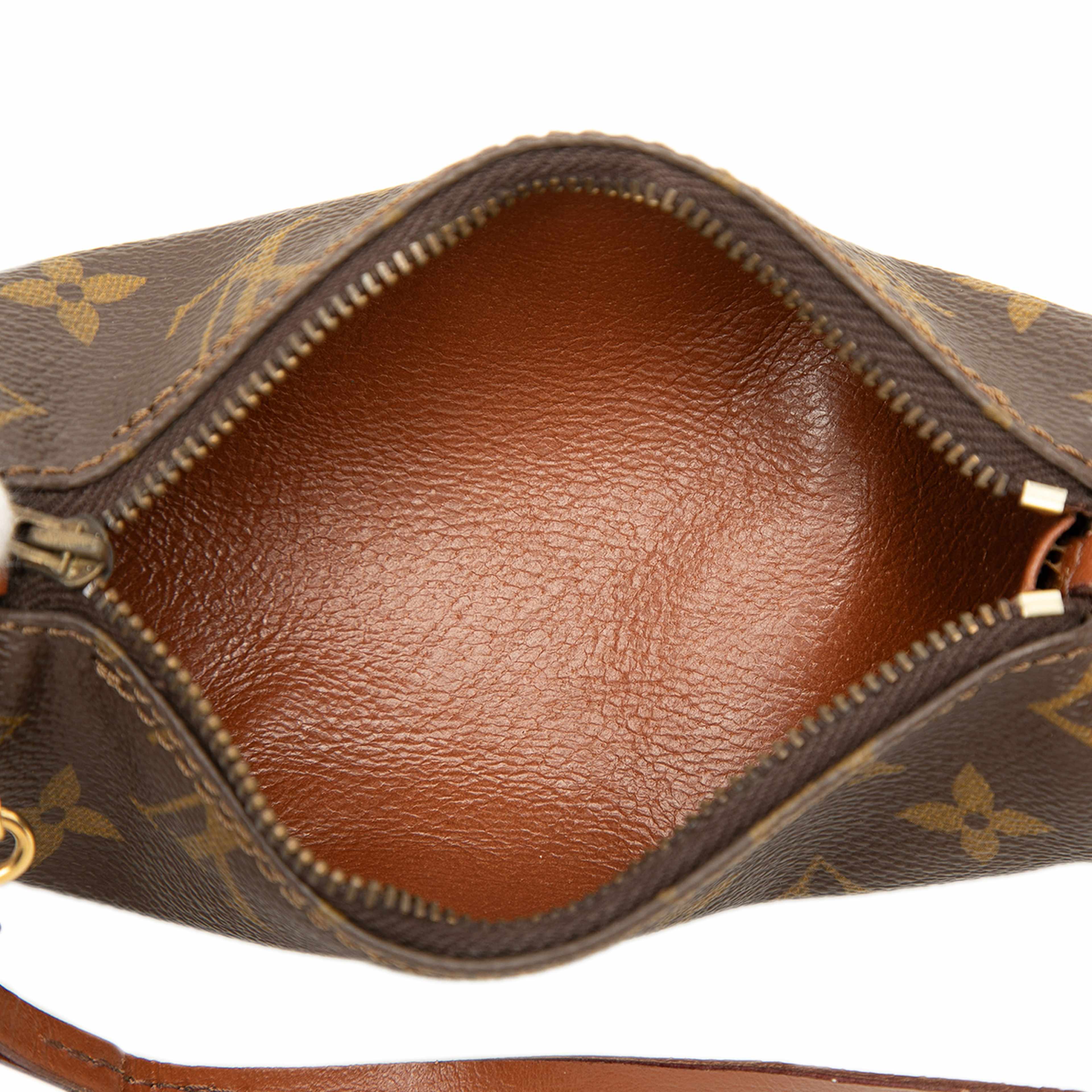 Louis Vuitton Monogram Papillon Pochette, från Luxclusif, i färgen brun. Klicka för att öppna bilden i stort format