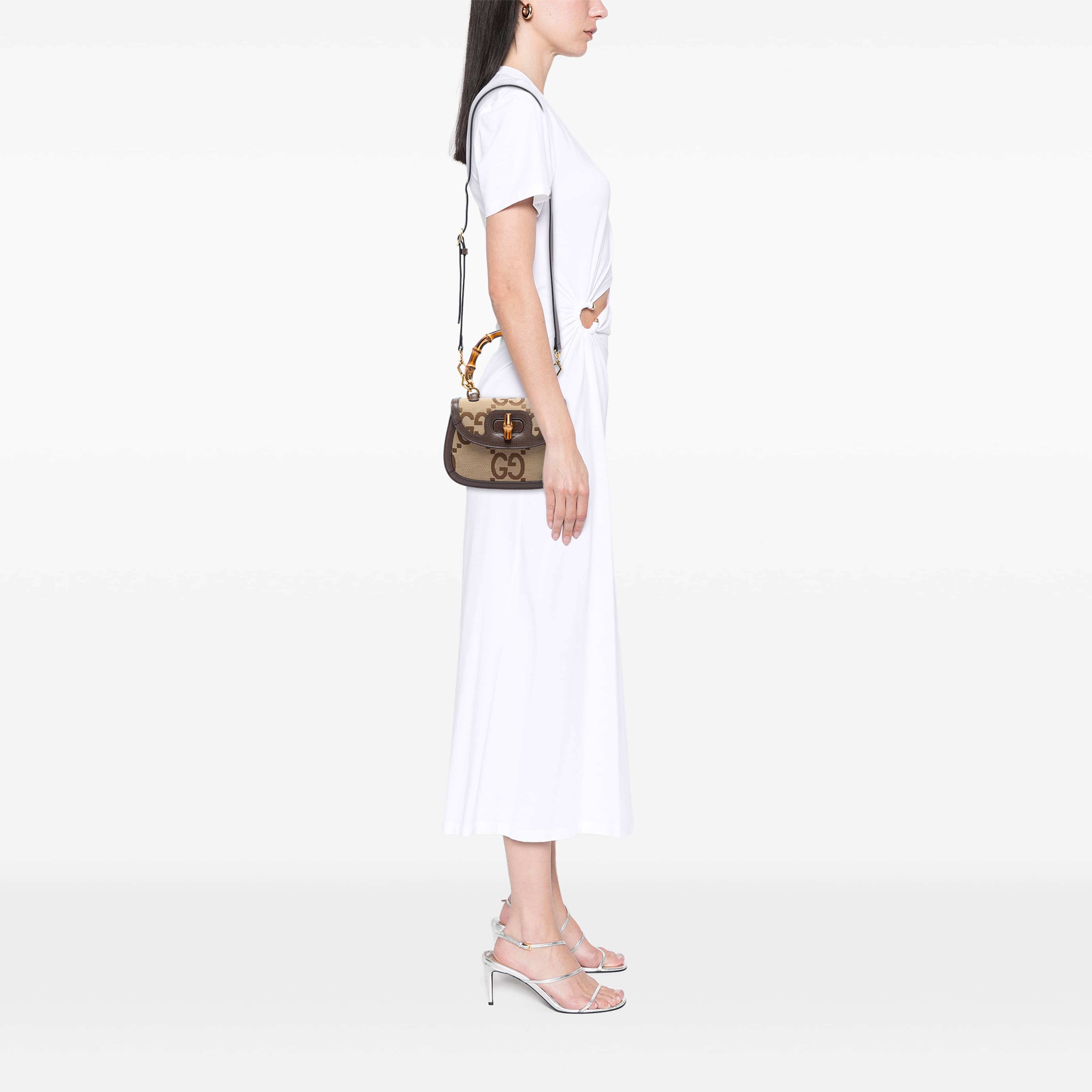 Gucci Small Jumbo Gg Canvas Bamboo 1947 Top Handle Bag, från Luxclusif, i färgen beige. Klicka för att öppna bilden i stort format