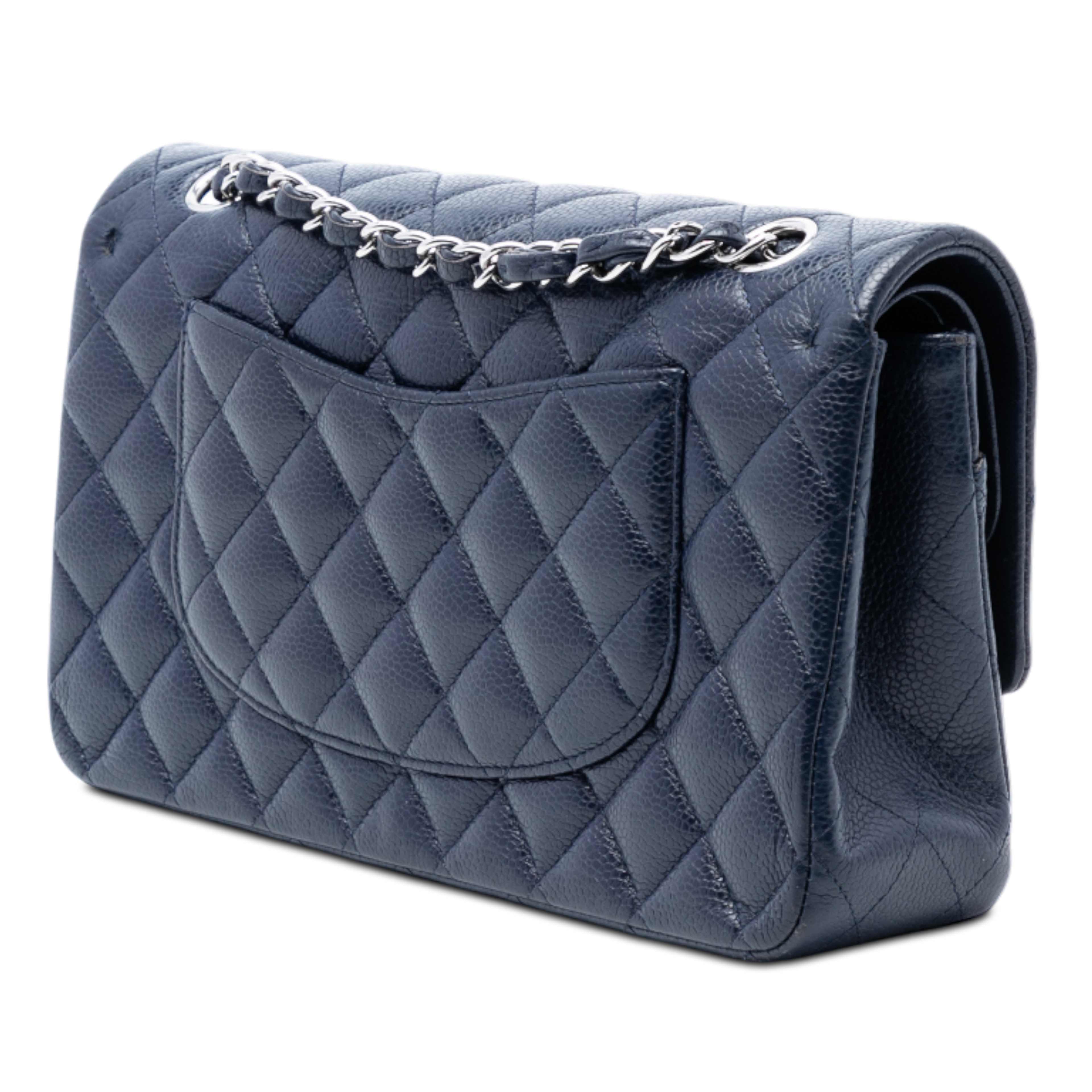 Chanel Medium Classic Caviar Double Flap, från Luxclusif, i färgen navy. Klicka för att öppna bilden i stort format