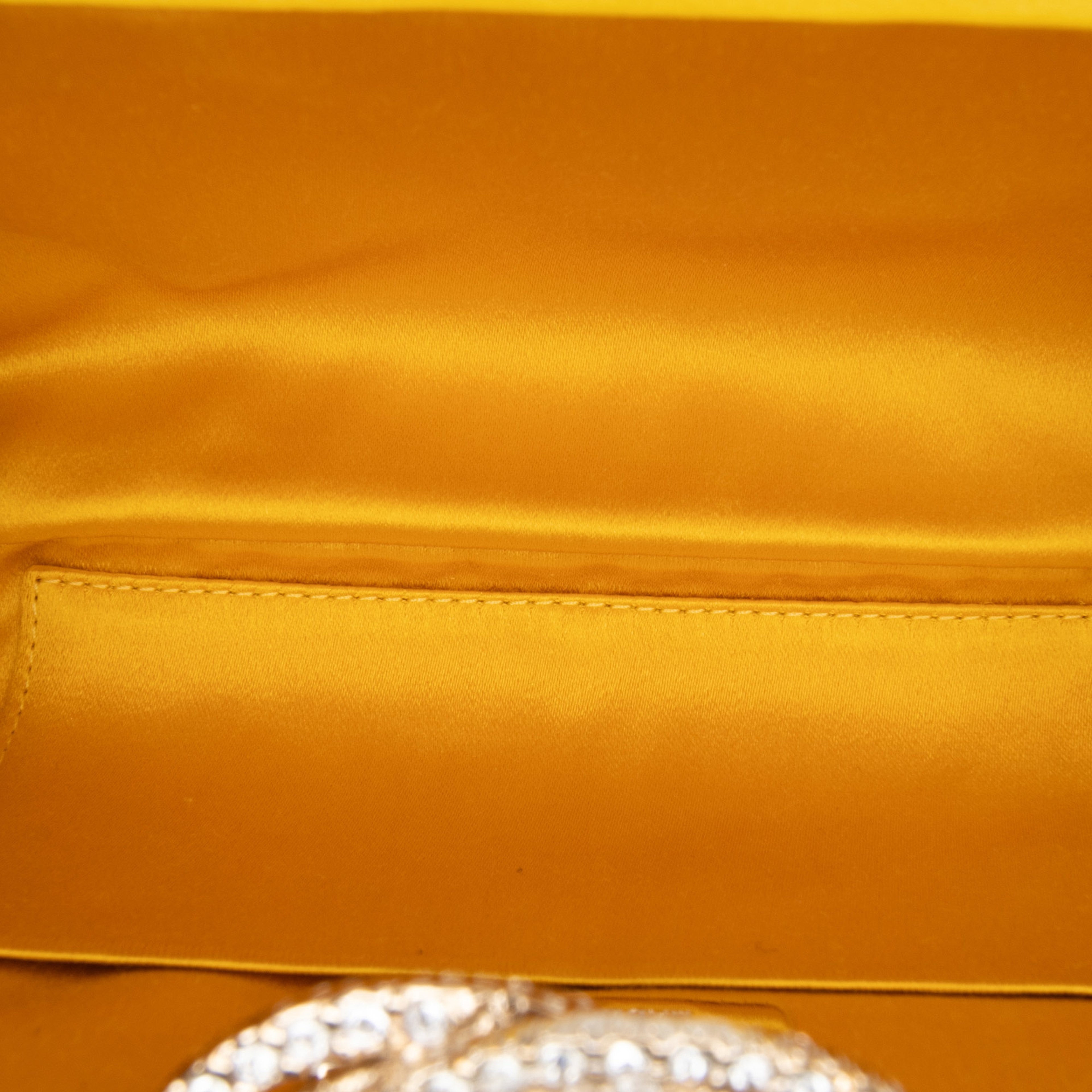 Chanel Satin Crystal Camellia Evening Frame Clutch, från Luxclusif, i färgen mustard. Klicka för att öppna bilden i stort format