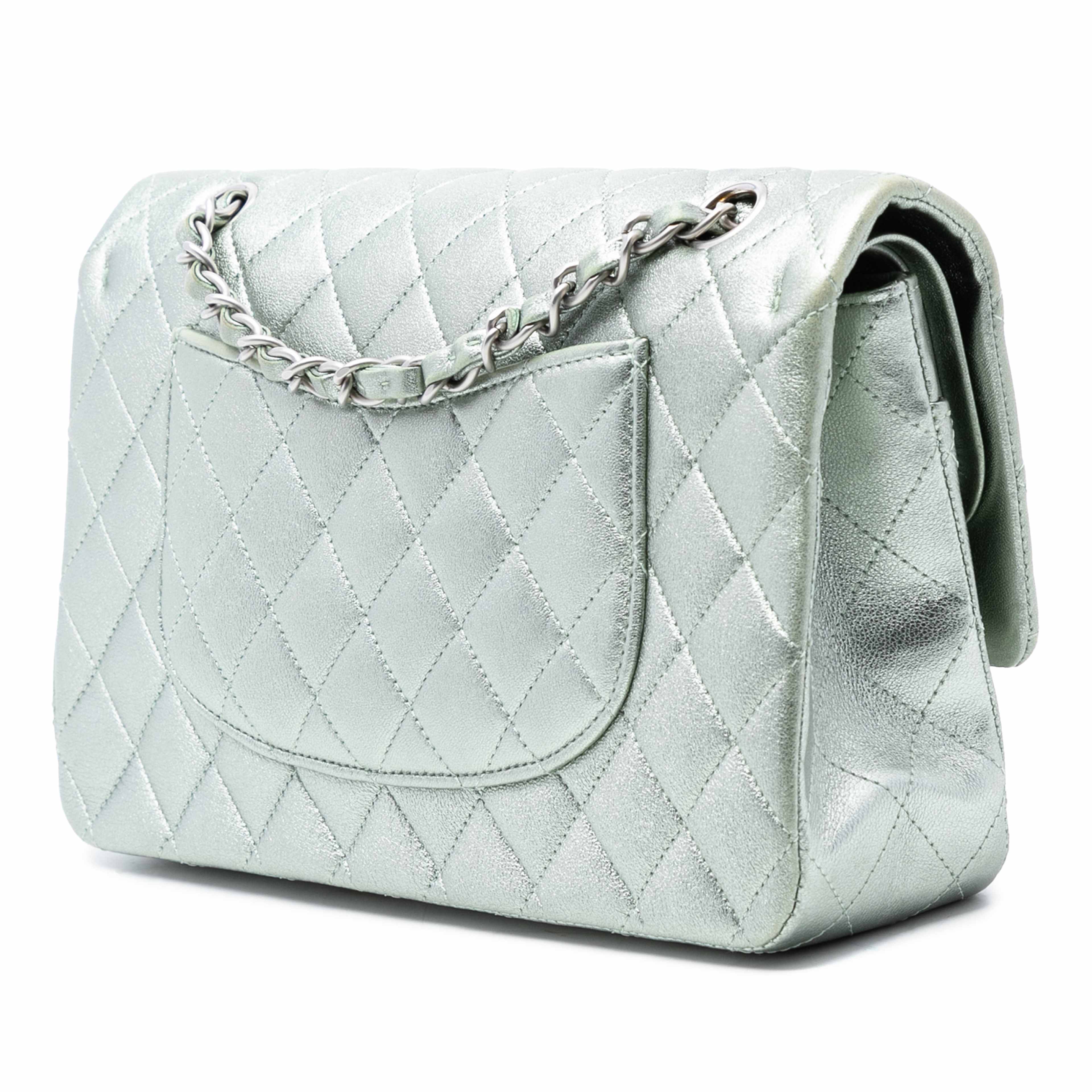 Chanel Medium Classic Metallic Lambskin Double Flap, från Luxclusif, i färgen grön. Klicka för att öppna bilden i stort format