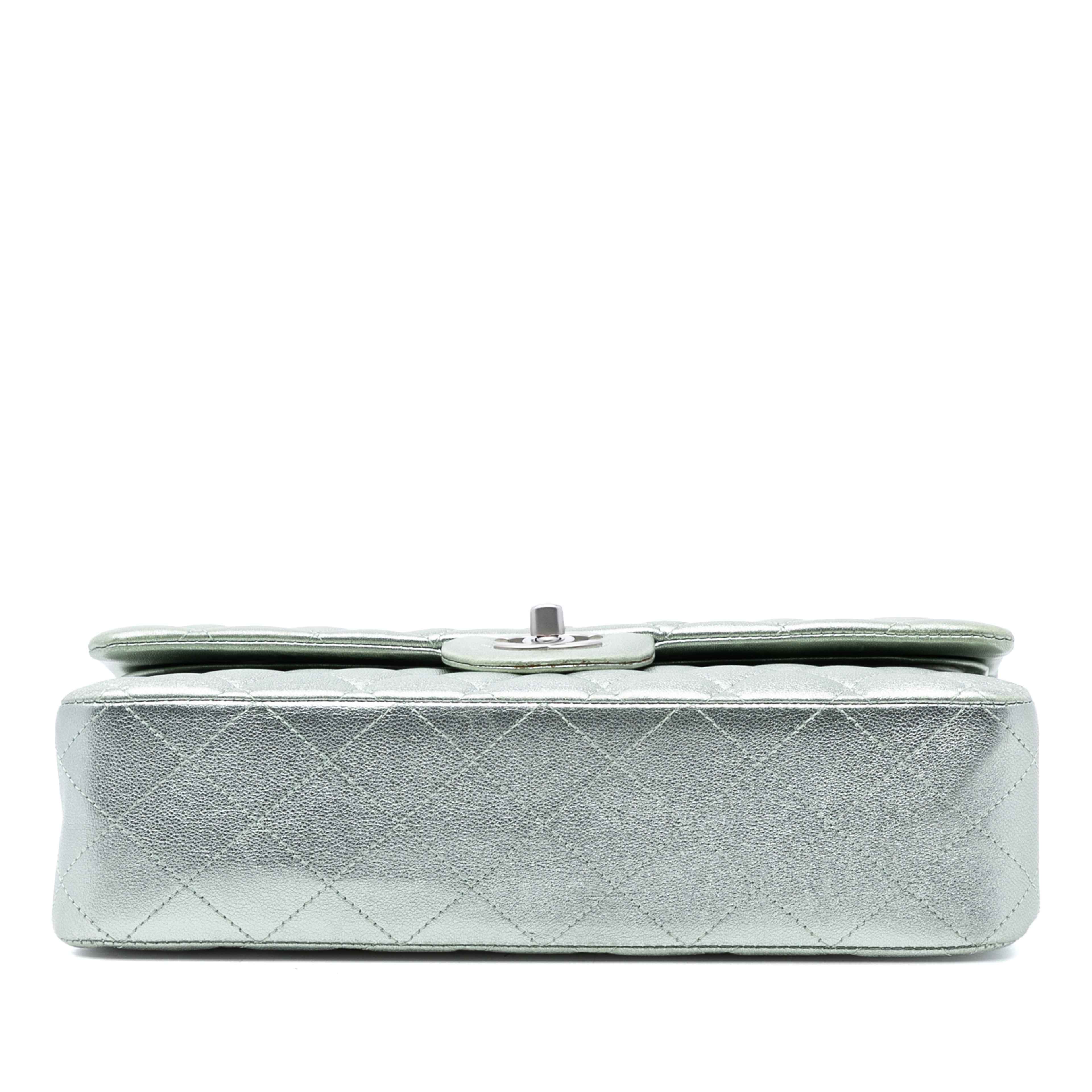 Chanel Medium Classic Metallic Lambskin Double Flap, från Luxclusif, i färgen grön. Klicka för att öppna bilden i stort format