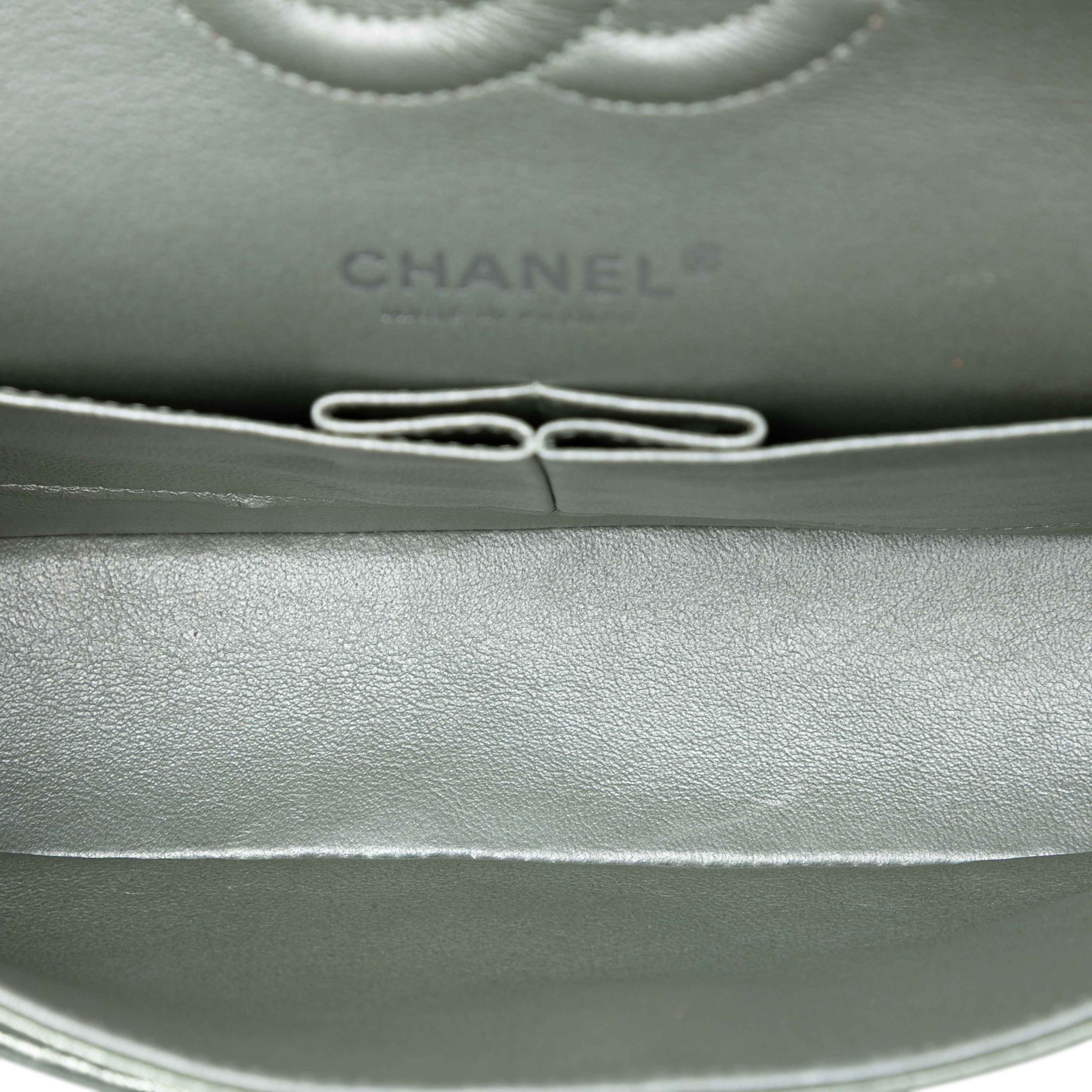 Chanel Medium Classic Metallic Lambskin Double Flap, från Luxclusif, i färgen mint. Klicka för att öppna bilden i stort format