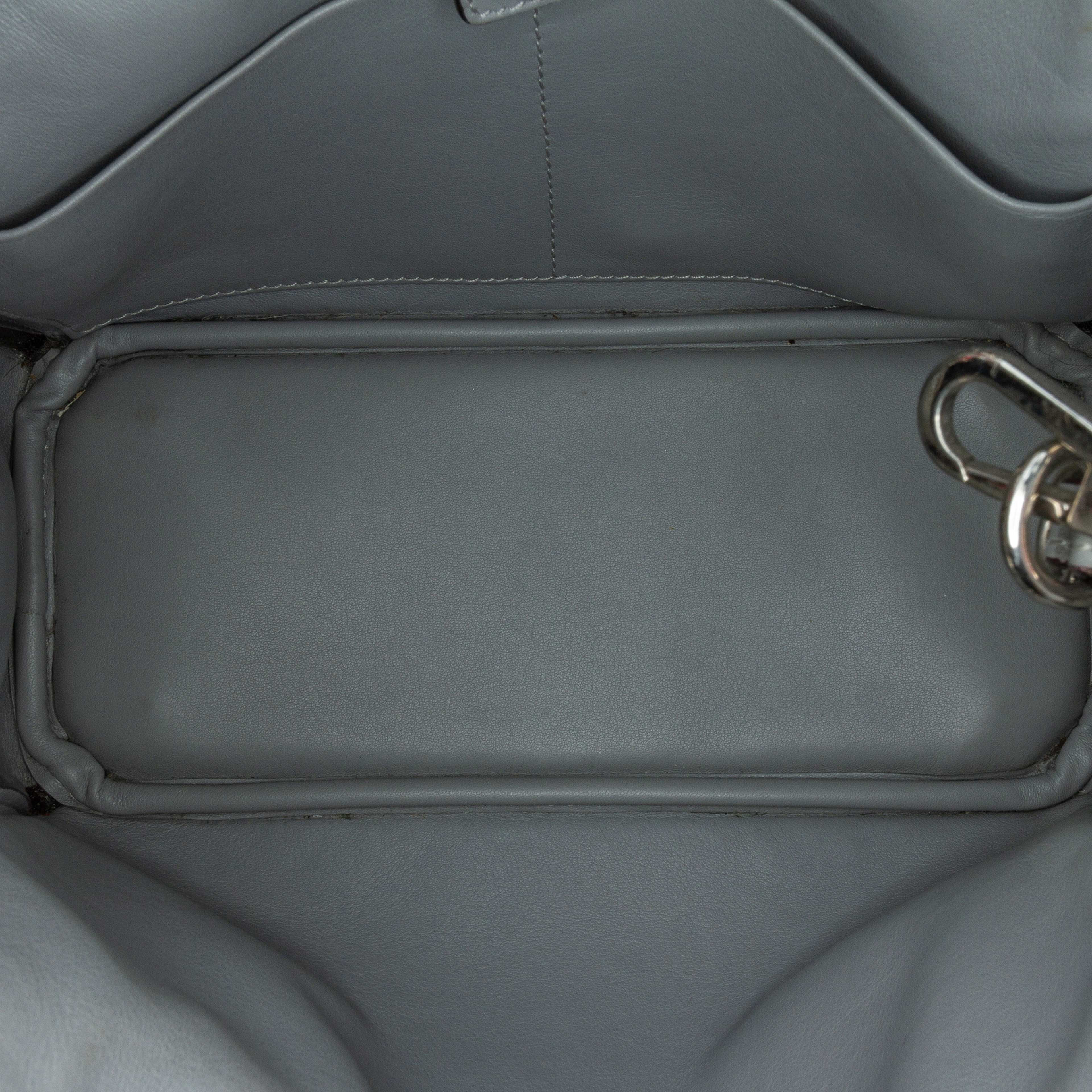 Dior Small Leather Diorissimo Satchel, från Luxclusif, i färgen strawberry. Klicka för att öppna bilden i stort format
