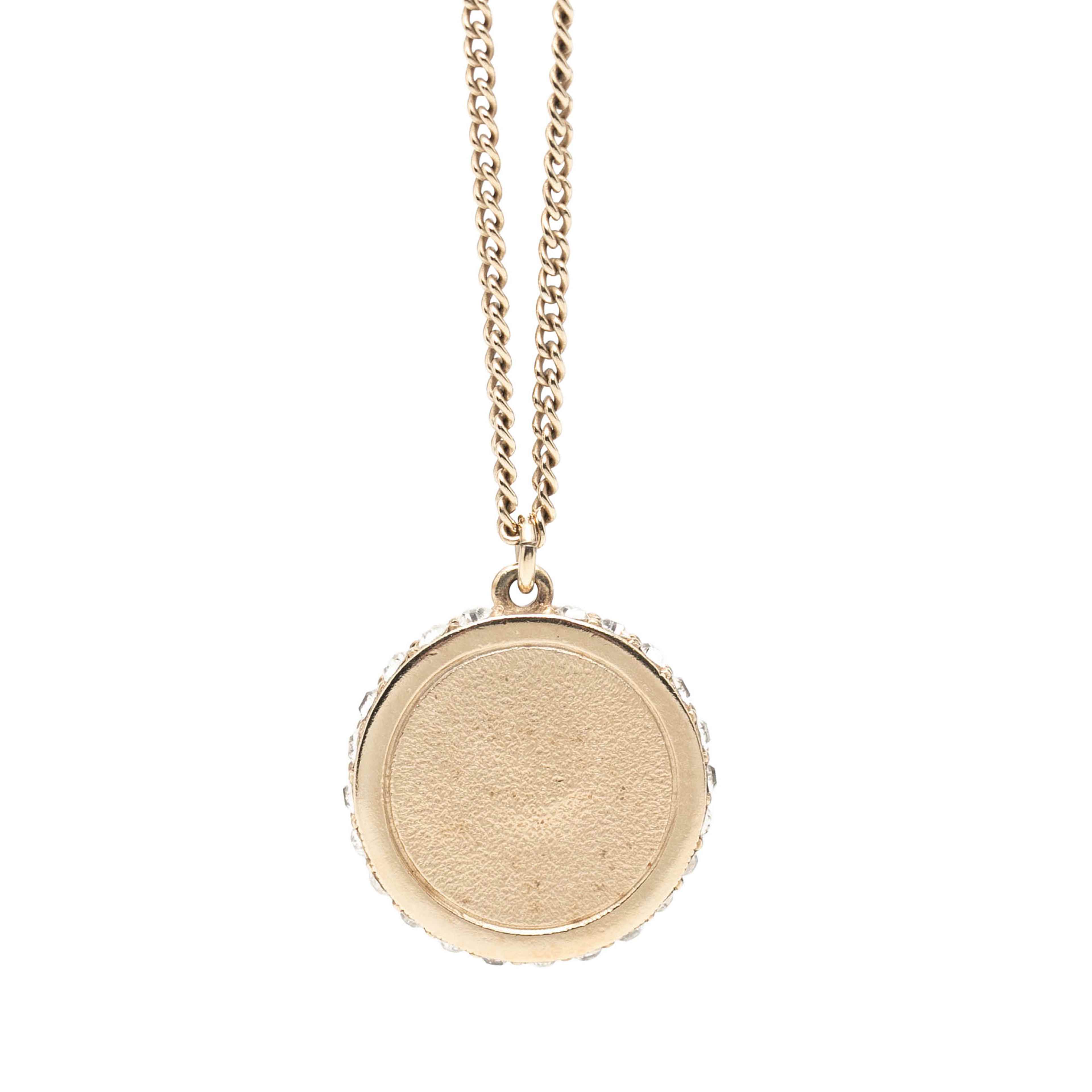 Chanel Cc Gold Plated Resin And Strass Clear Dome Hologram Glitter Pendant Necklace, från Luxclusif, i färgen guld. Klicka för att öppna bilden i stort format
