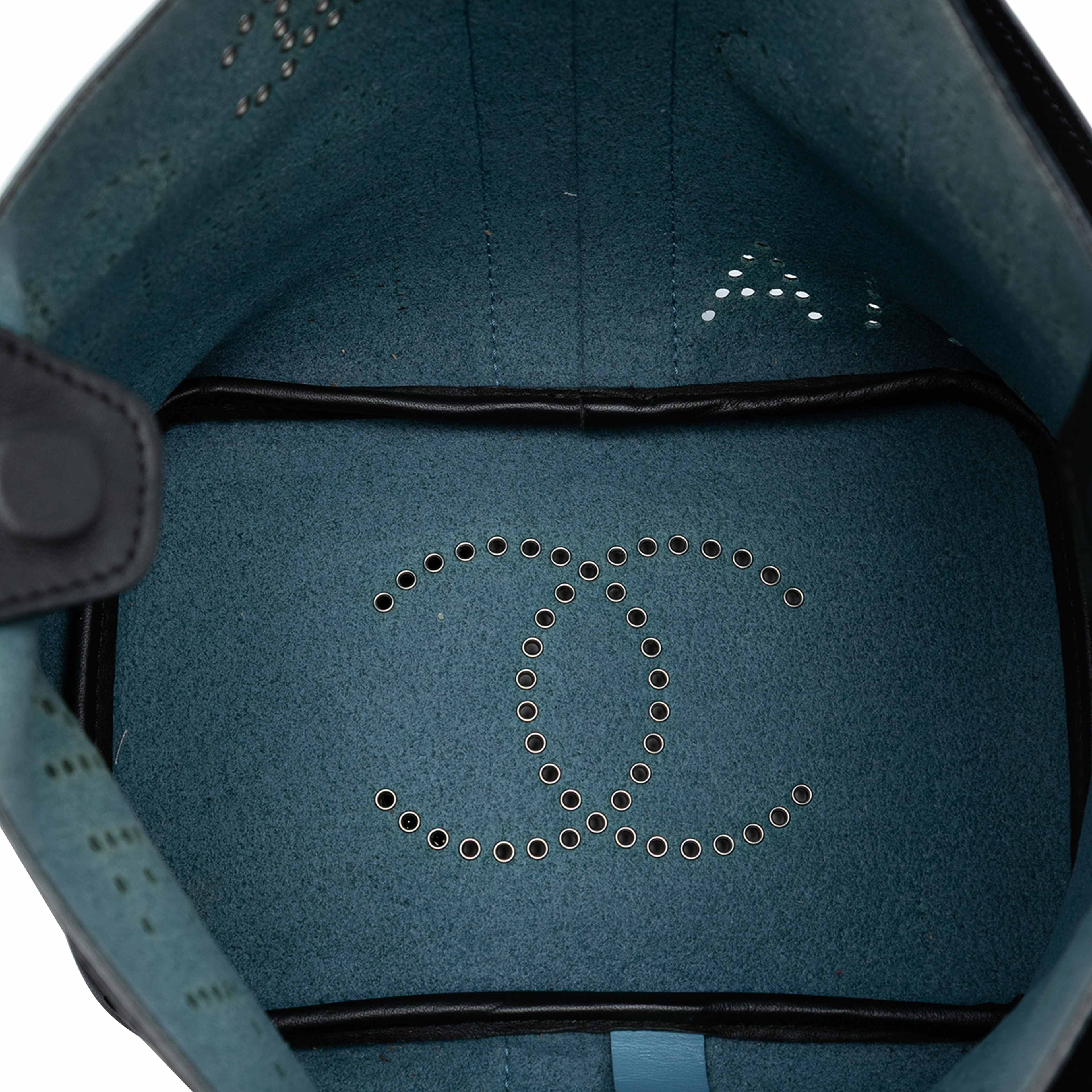 Chanel Small Perforated Calfskin Logo Eyelet Bucket Bag, från Luxclusif, i färgen black. Klicka för att öppna bilden i stort format