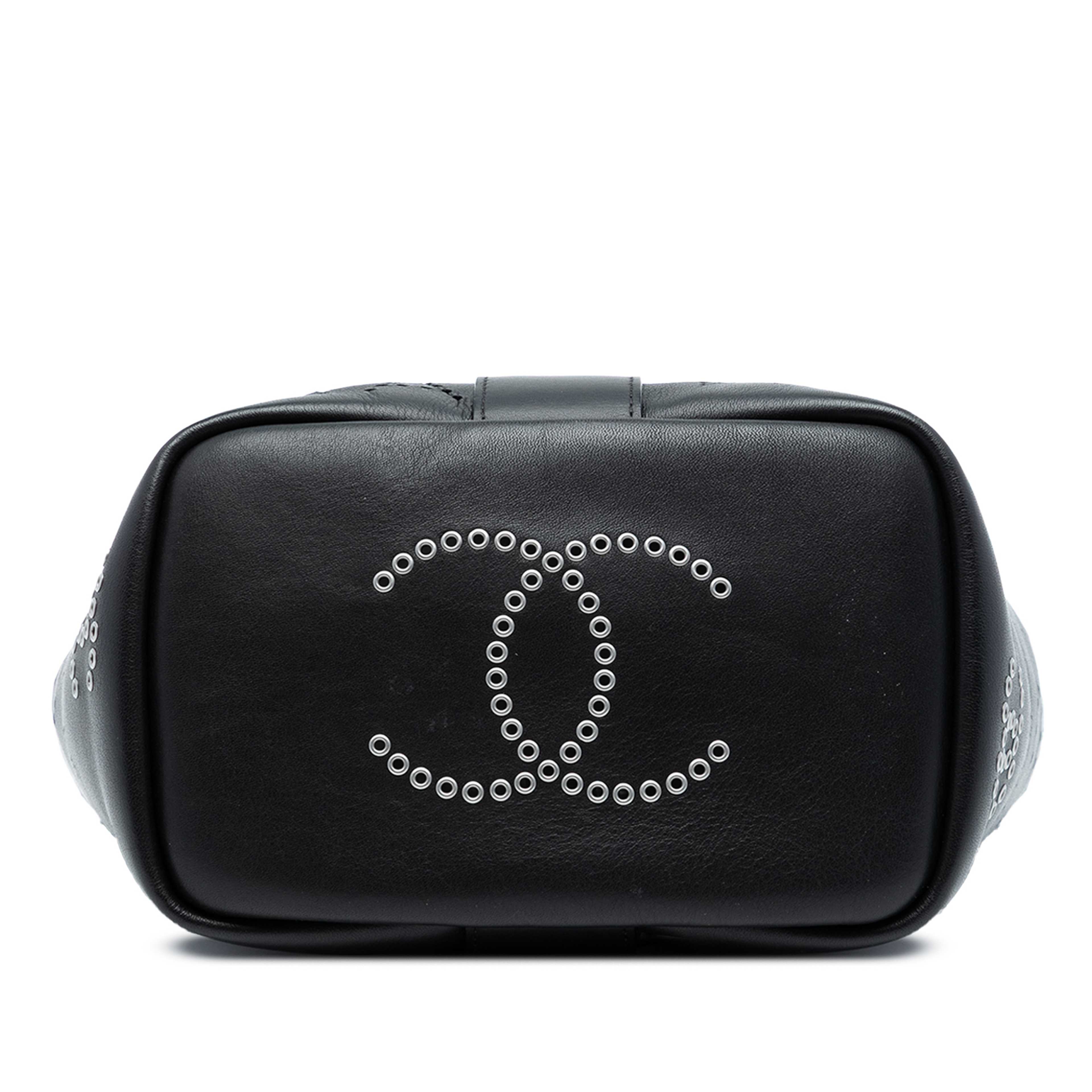 Chanel Small Perforated Calfskin Logo Eyelet Bucket Bag, från Luxclusif, i färgen black. Klicka för att öppna bilden i stort format