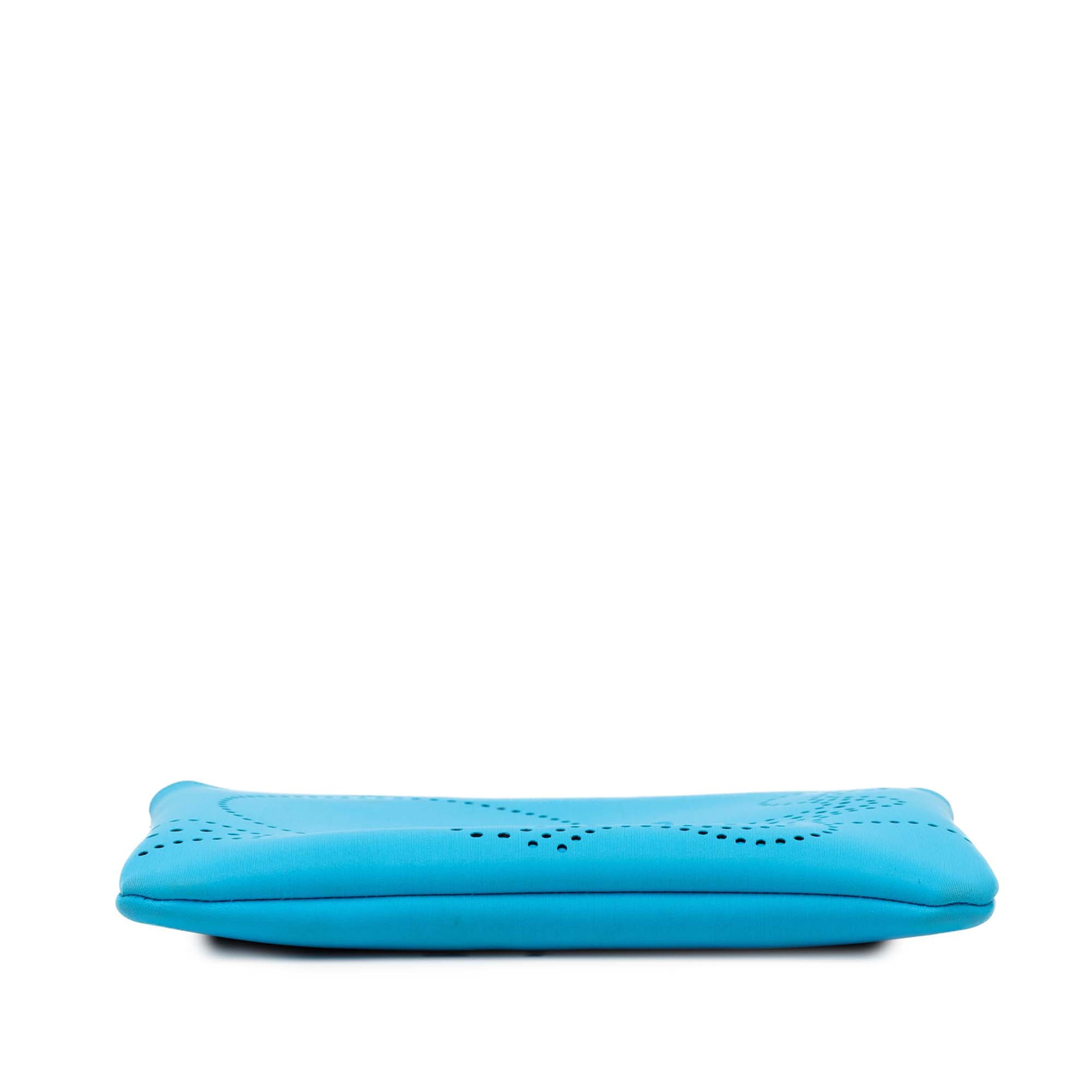 Hermès Small Perforated Nylon Neobain Poulpe Fiction Case, från Luxclusif, i färgen blue. Klicka för att öppna bilden i stort format