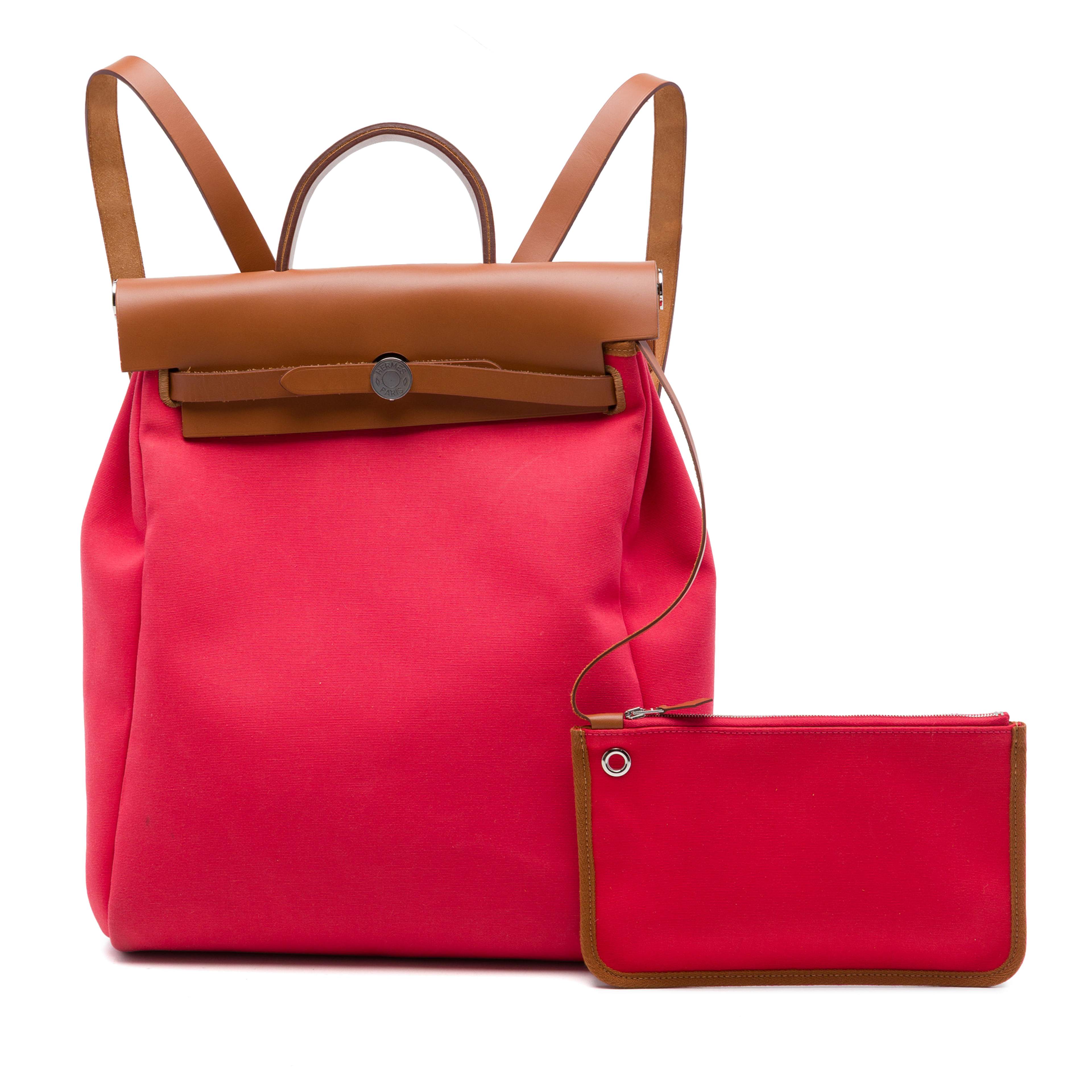 Hermès Toile Herbag A Dos Zip Retourne Backpack, från Luxclusif, i färgen röd. Klicka för att öppna bilden i stort format