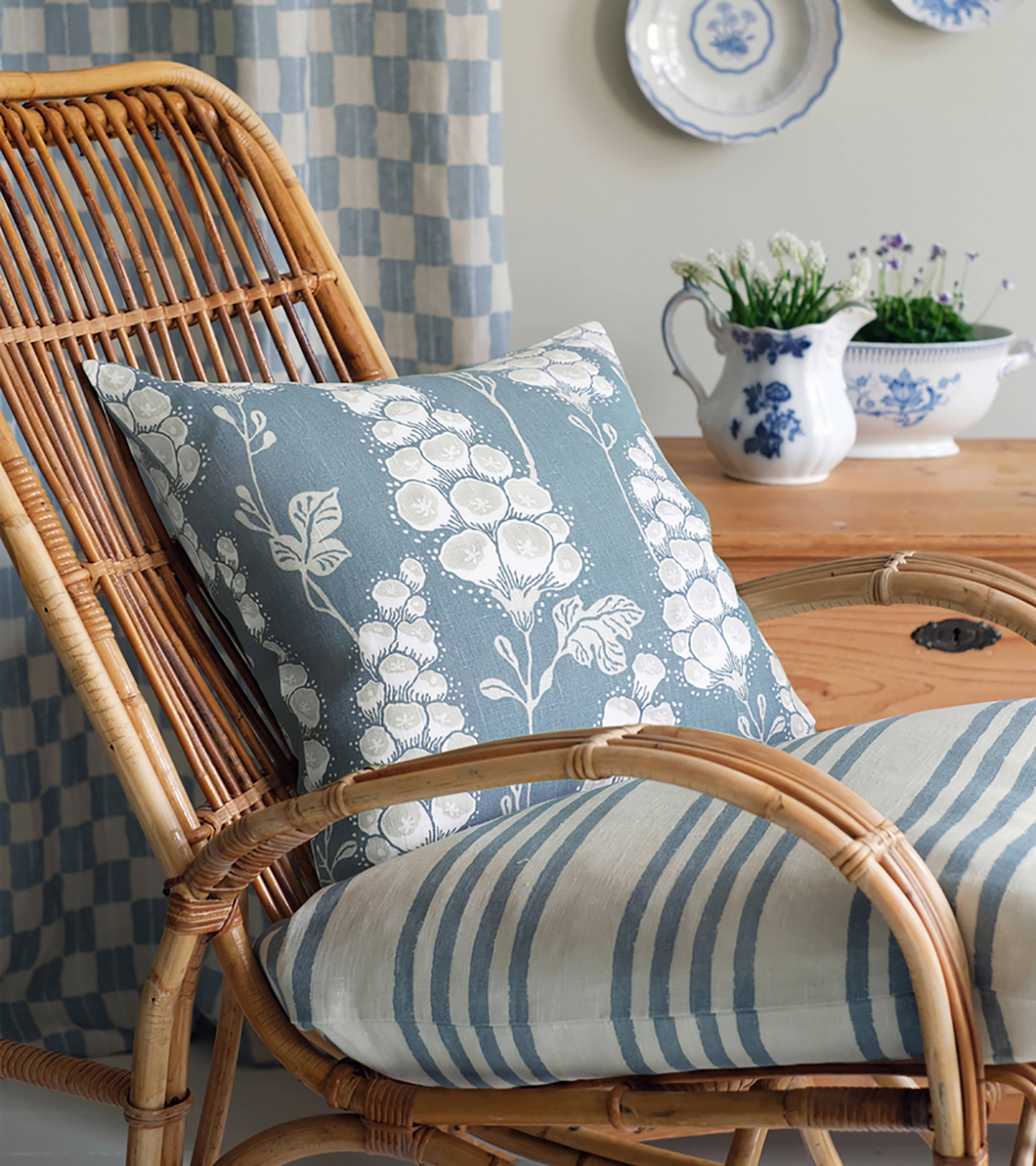 Cushion Cover Flora Dusty Blue 40x40cm, från Littlephant, i färgen ivory / dusty blue. Klicka för att öppna bilden i stort format