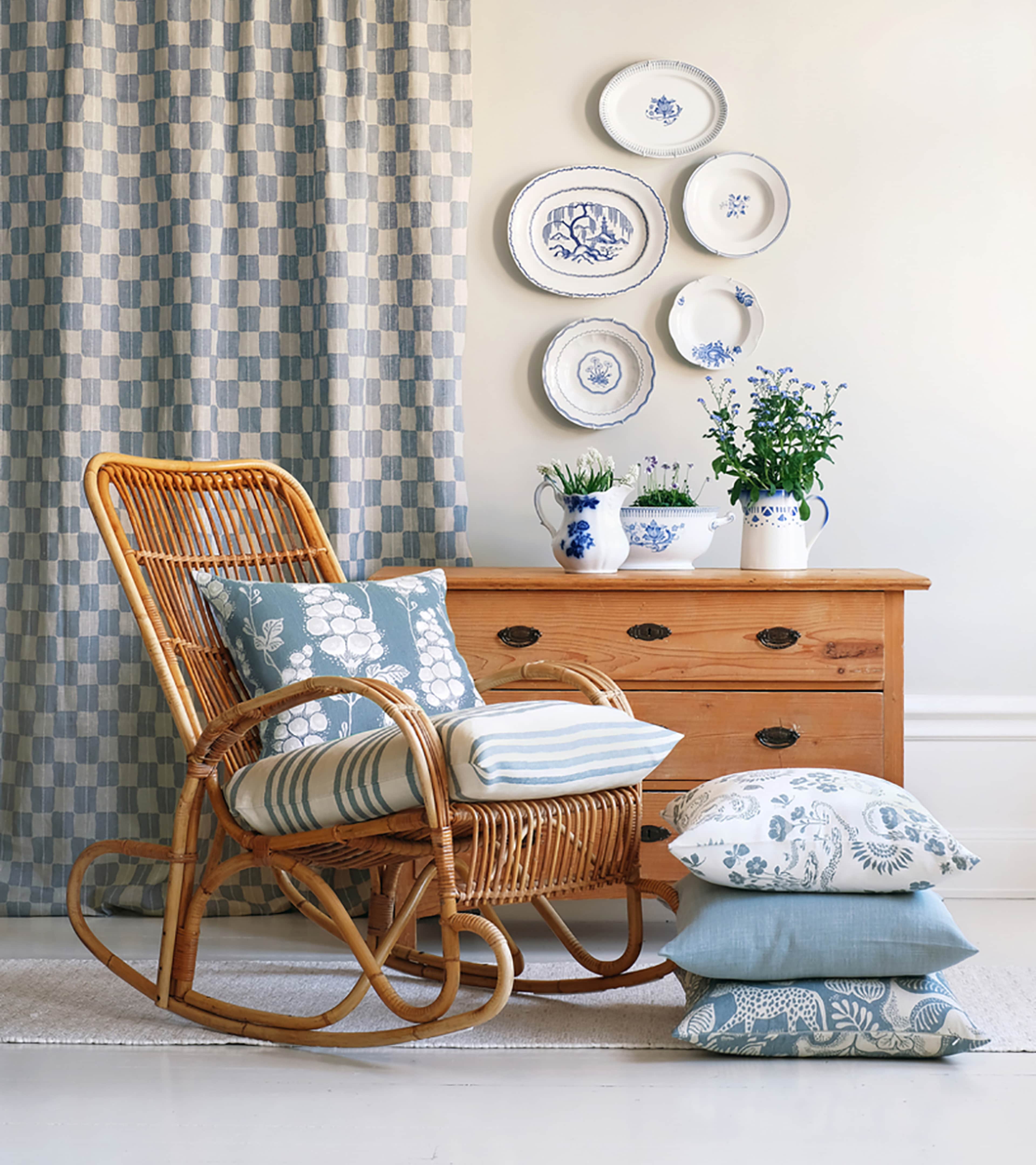 Cushion Cover Flora Dusty Blue 40x40cm, från Littlephant, i färgen ivory / dusty blue. Klicka för att öppna bilden i stort format