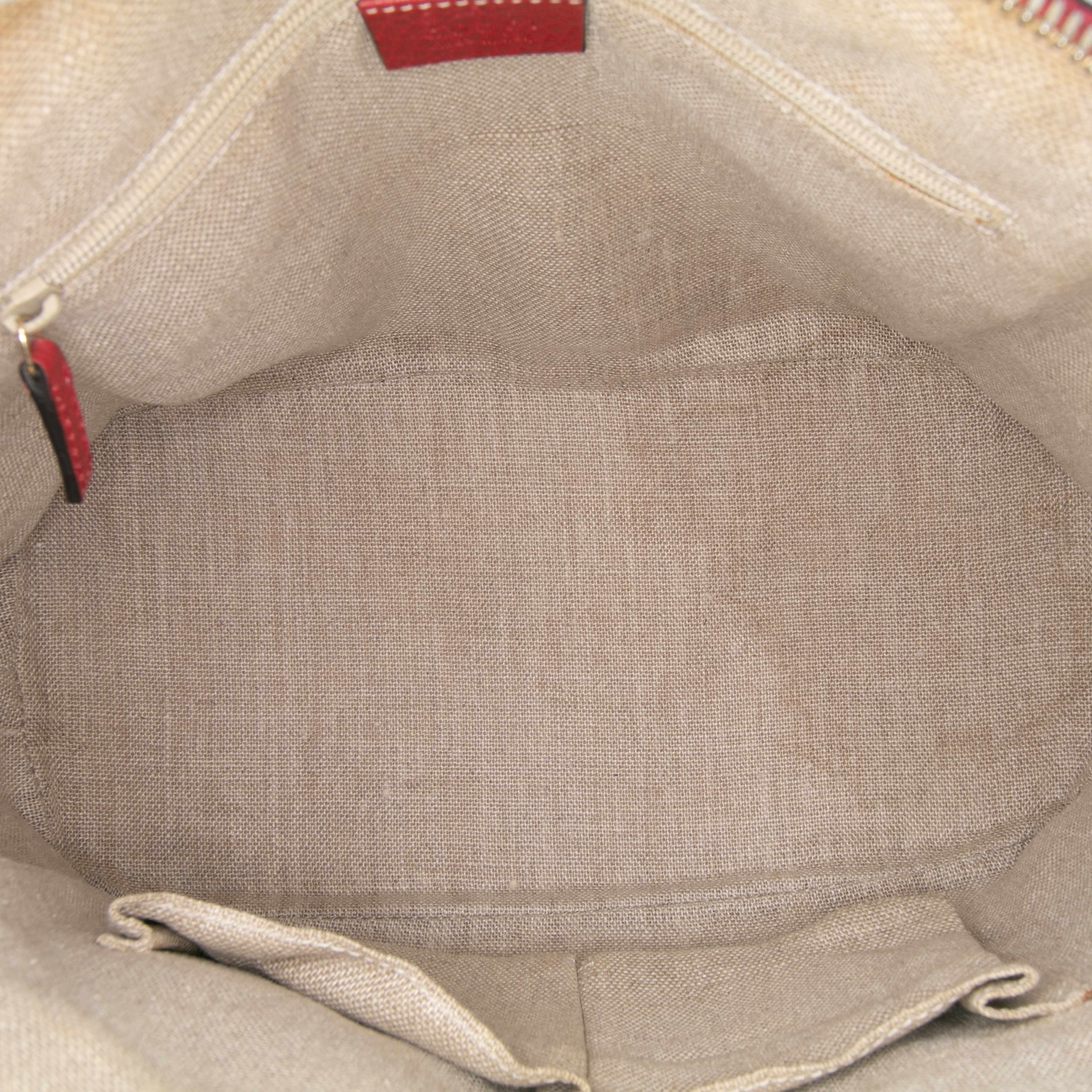 Gucci Small Dollar Calfskin Gg Charm Dome Satchel, från Luxclusif, i färgen red. Klicka för att öppna bilden i stort format