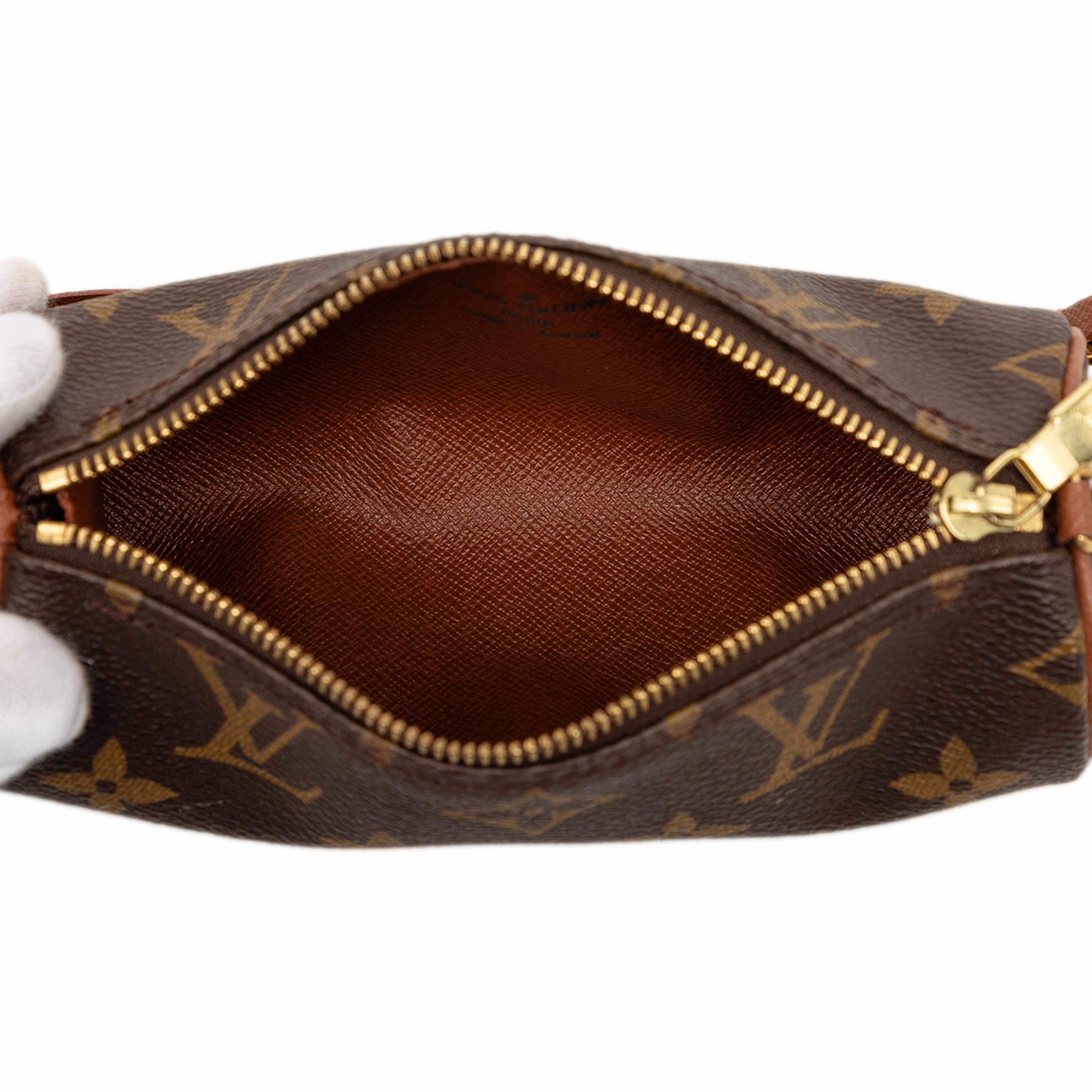 Louis Vuitton Monogram Papillon Pochette, från Luxclusif, i färgen brun. Klicka för att öppna bilden i stort format