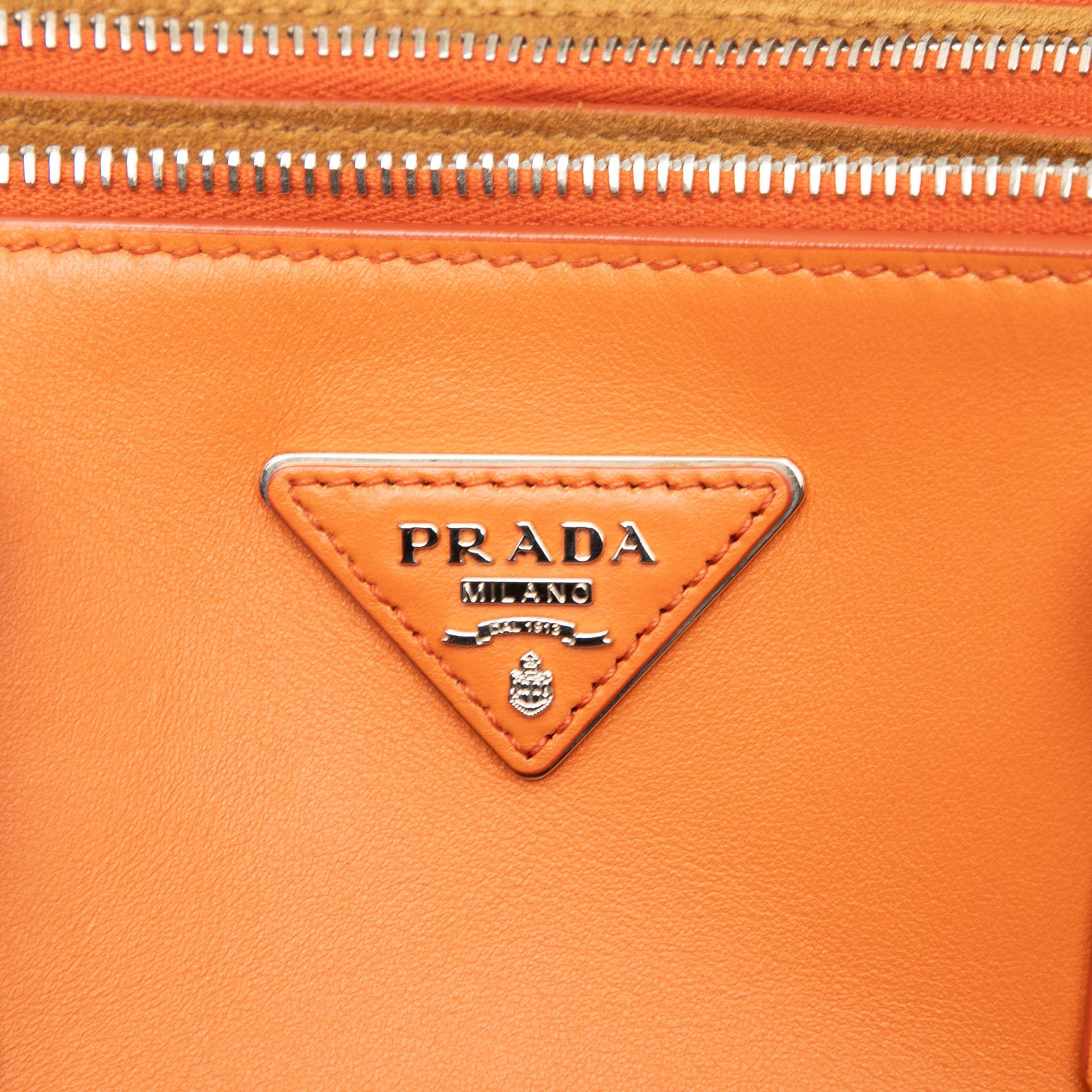 Prada Medium Soft Calf Galleria Double Zip Tote, från Luxclusif, i färgen orange. Klicka för att öppna bilden i stort format