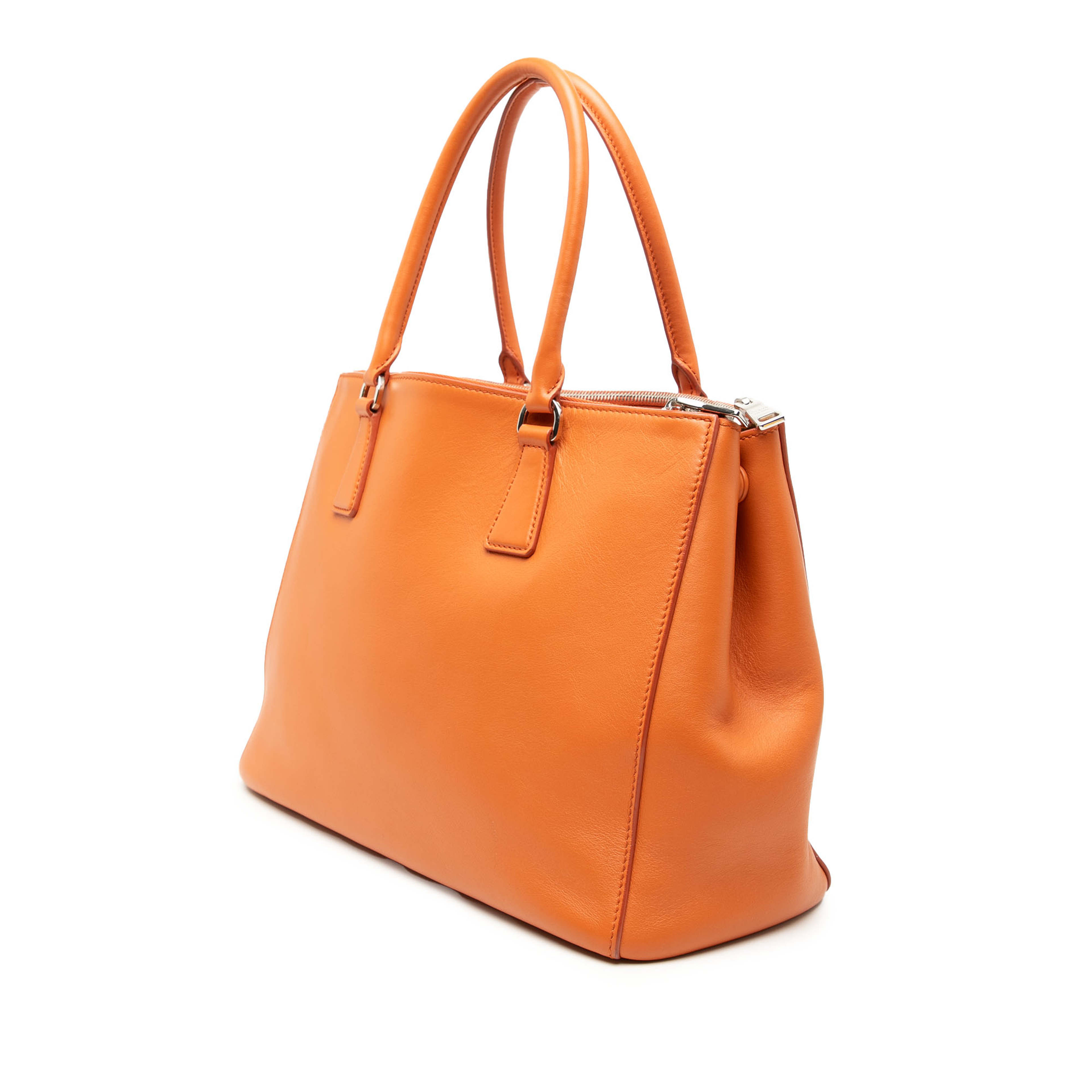 Prada Medium Soft Calf Galleria Double Zip Tote, från Luxclusif, i färgen orange. Klicka för att öppna bilden i stort format