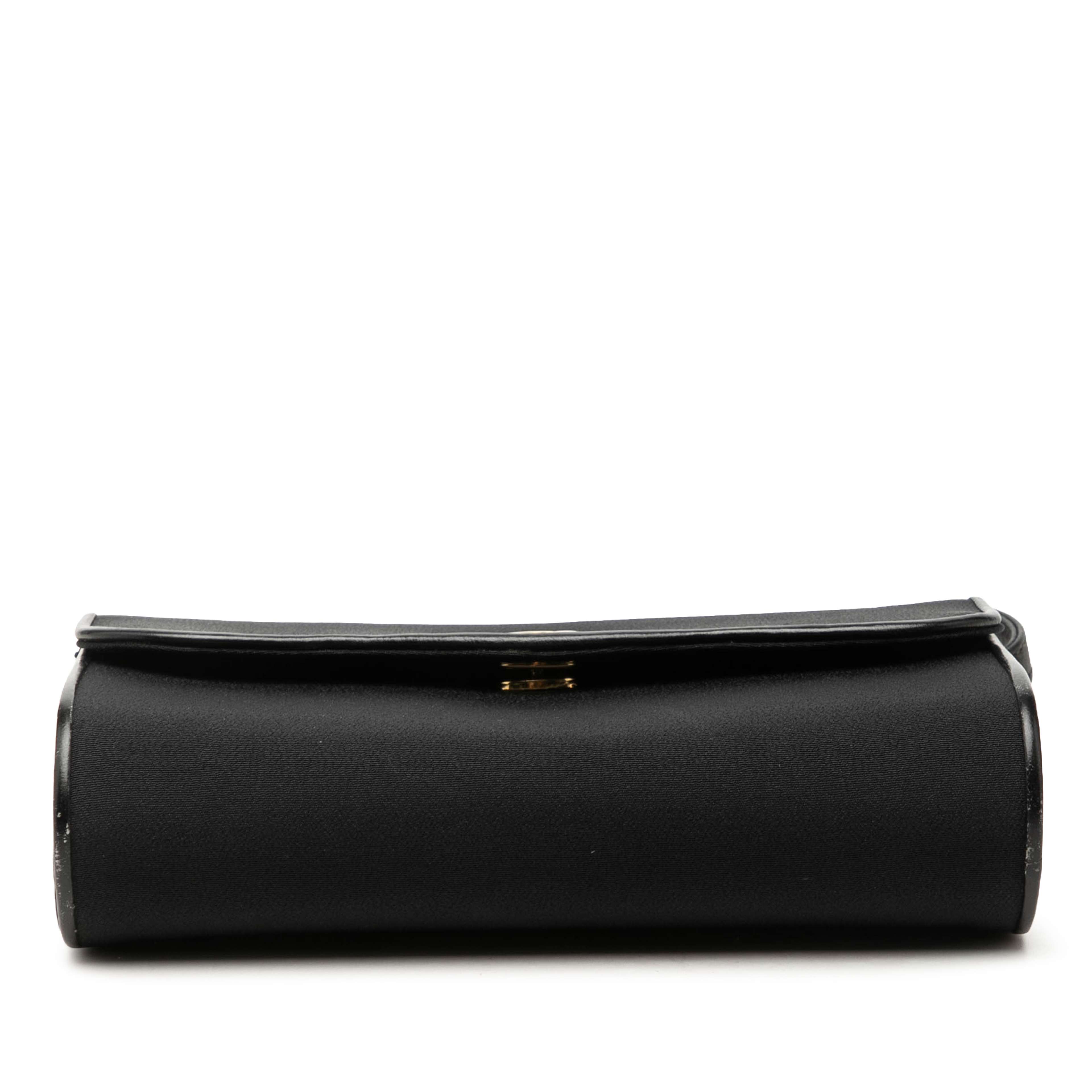 Gucci Canvas Interlocking G Chain Shoulder Bag, från Luxclusif, i färgen svart. Klicka för att öppna bilden i stort format