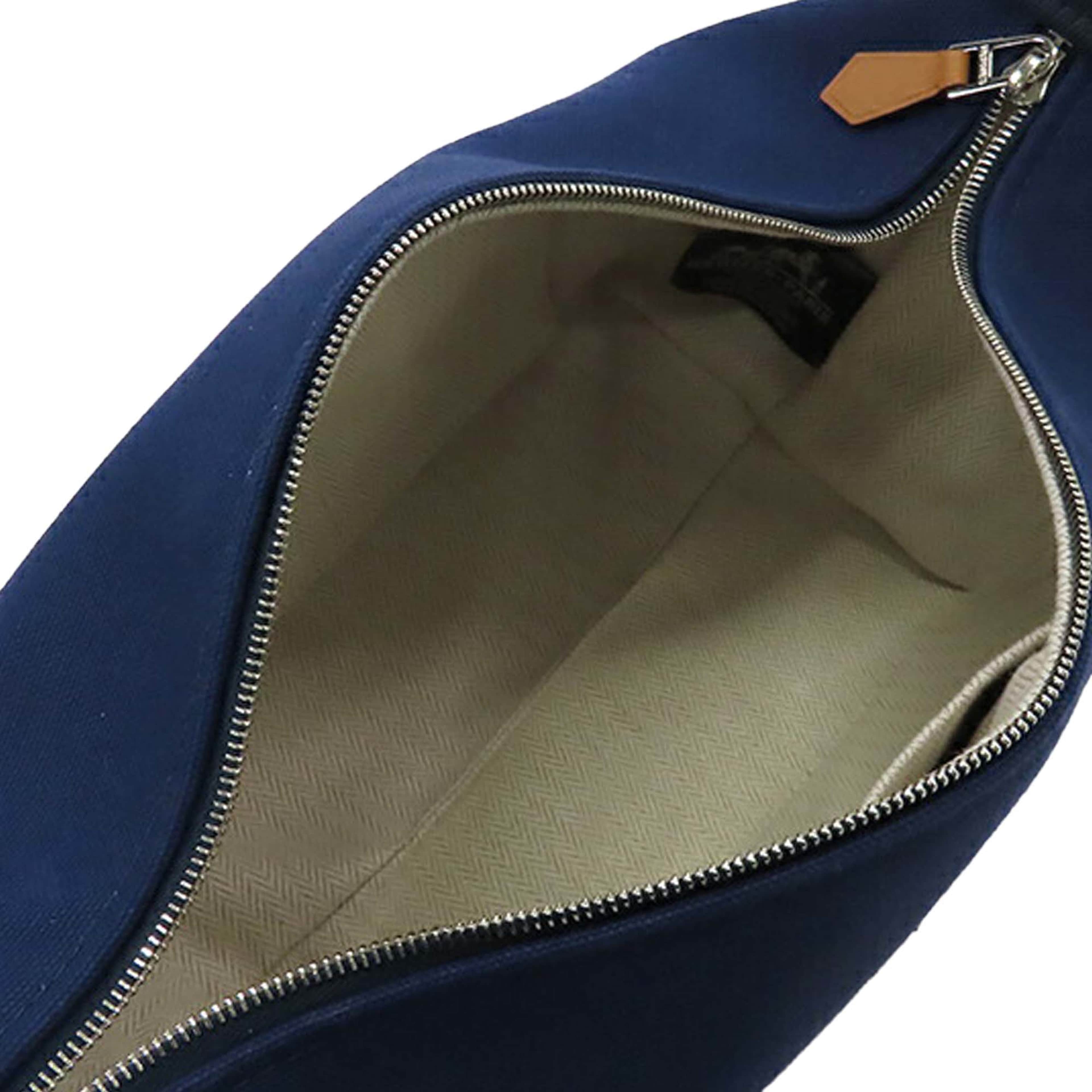 Hermès Small Toile Bride A Brac Case, från Luxclusif, i färgen dark blue. Klicka för att öppna bilden i stort format