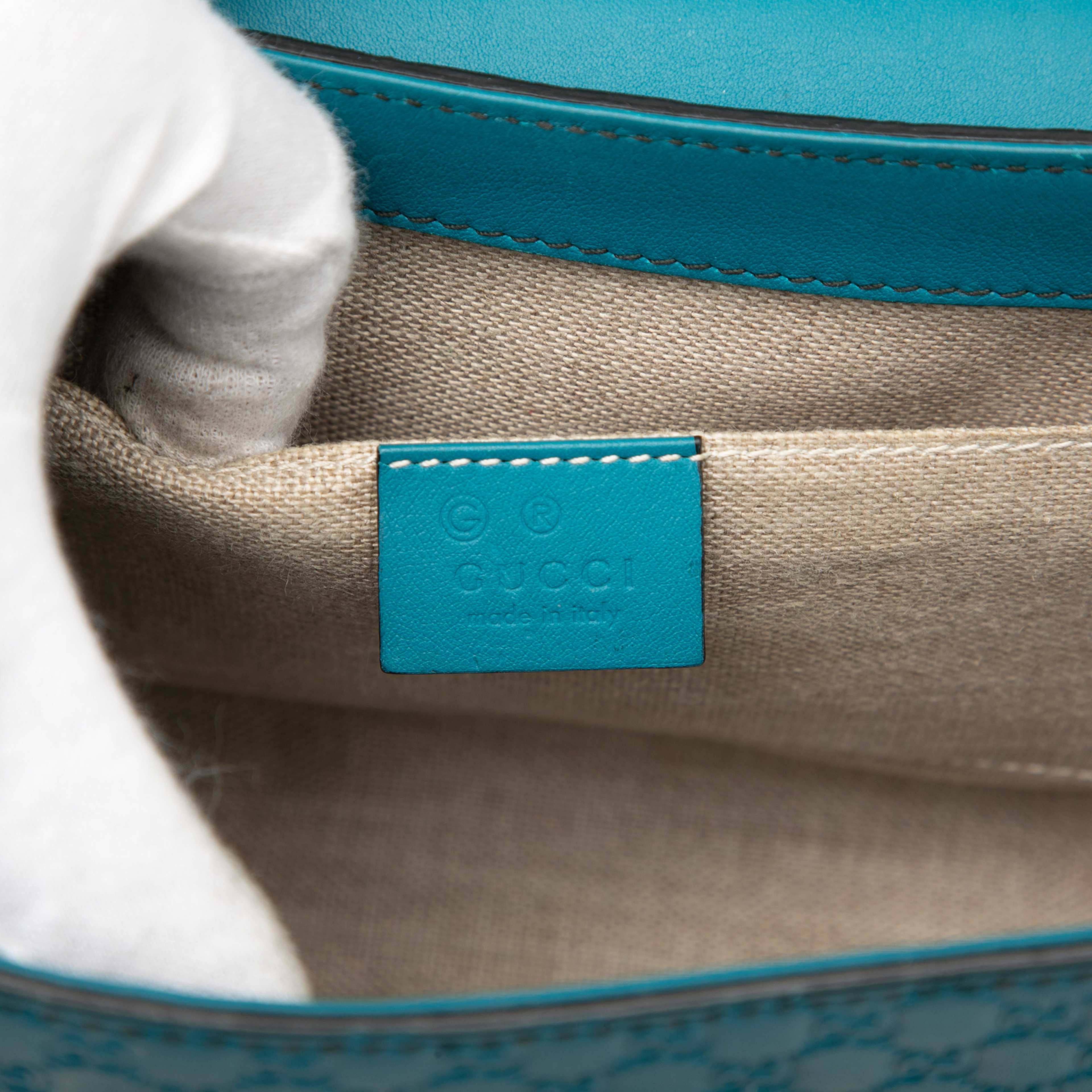 Gucci Medium Microguccissima Emily Shoulder Bag, från Luxclusif, i färgen turquoise. Klicka för att öppna bilden i stort format