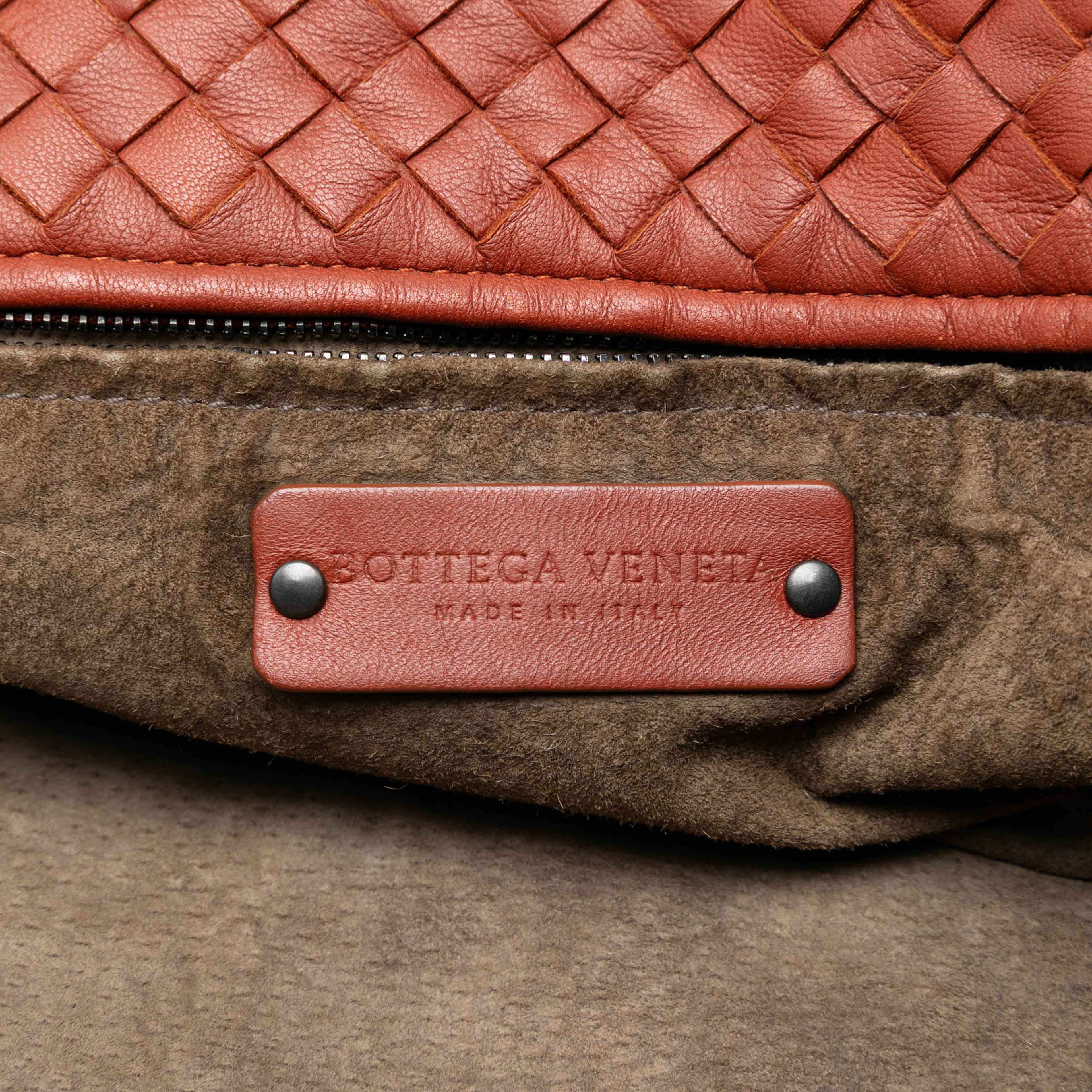 Bottega Veneta Large Nappa Intrecciato Cesta Tote, från Luxclusif, i färgen indian red. Klicka för att öppna bilden i stort format