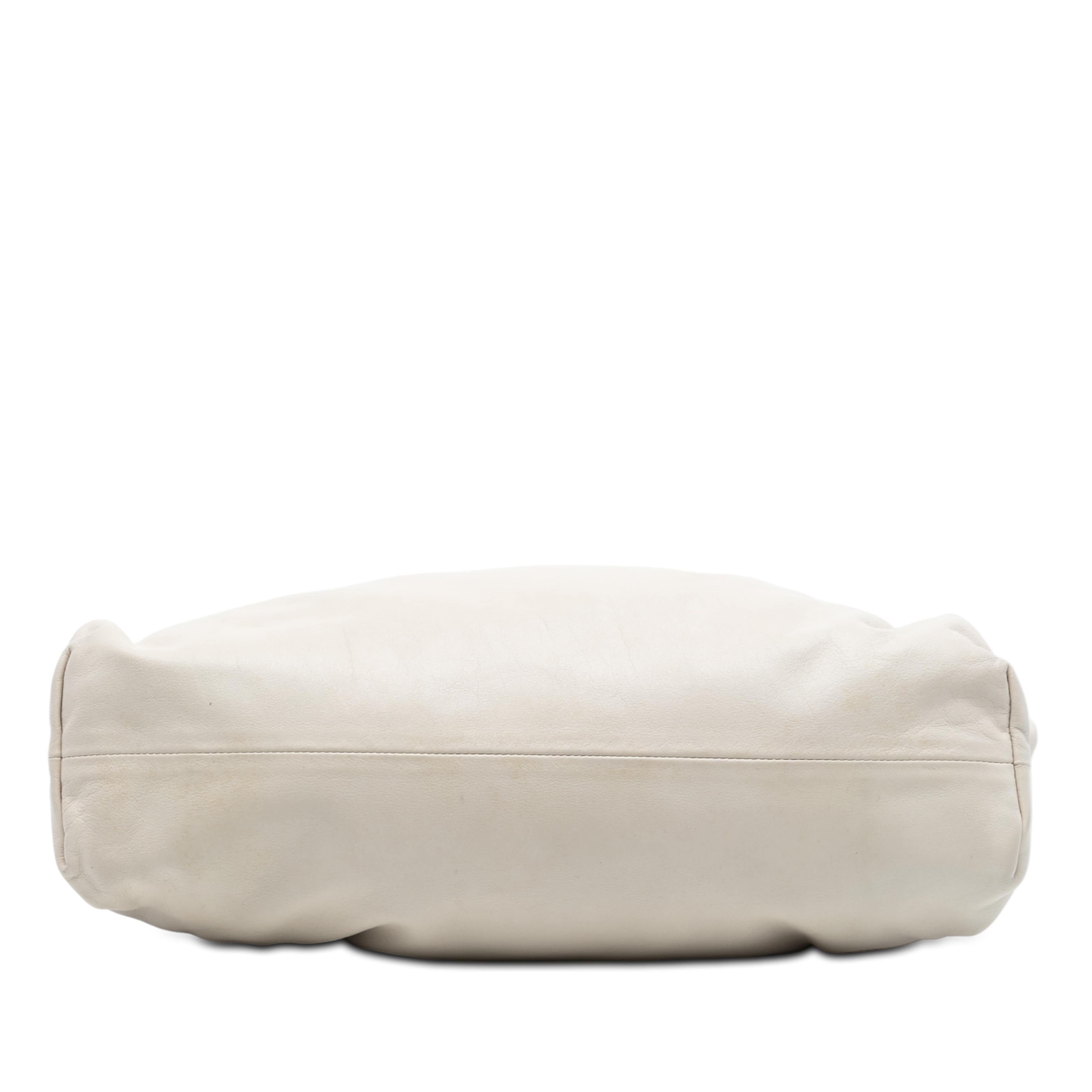 Bottega Veneta Lambskin The Pouch, från Luxclusif, i färgen off white. Klicka för att öppna bilden i stort format