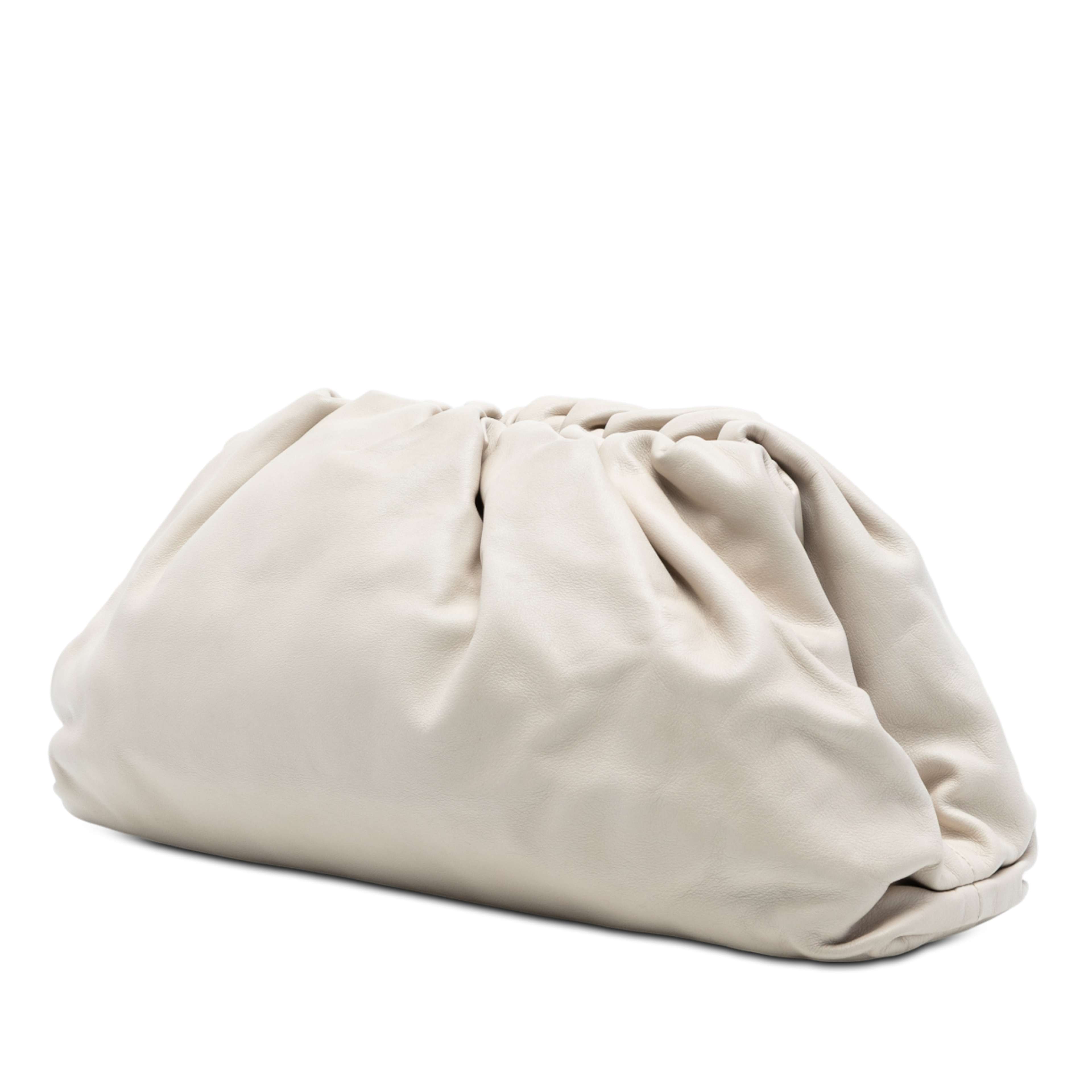 Bottega Veneta Lambskin The Pouch, från Luxclusif, i färgen off white. Klicka för att öppna bilden i stort format