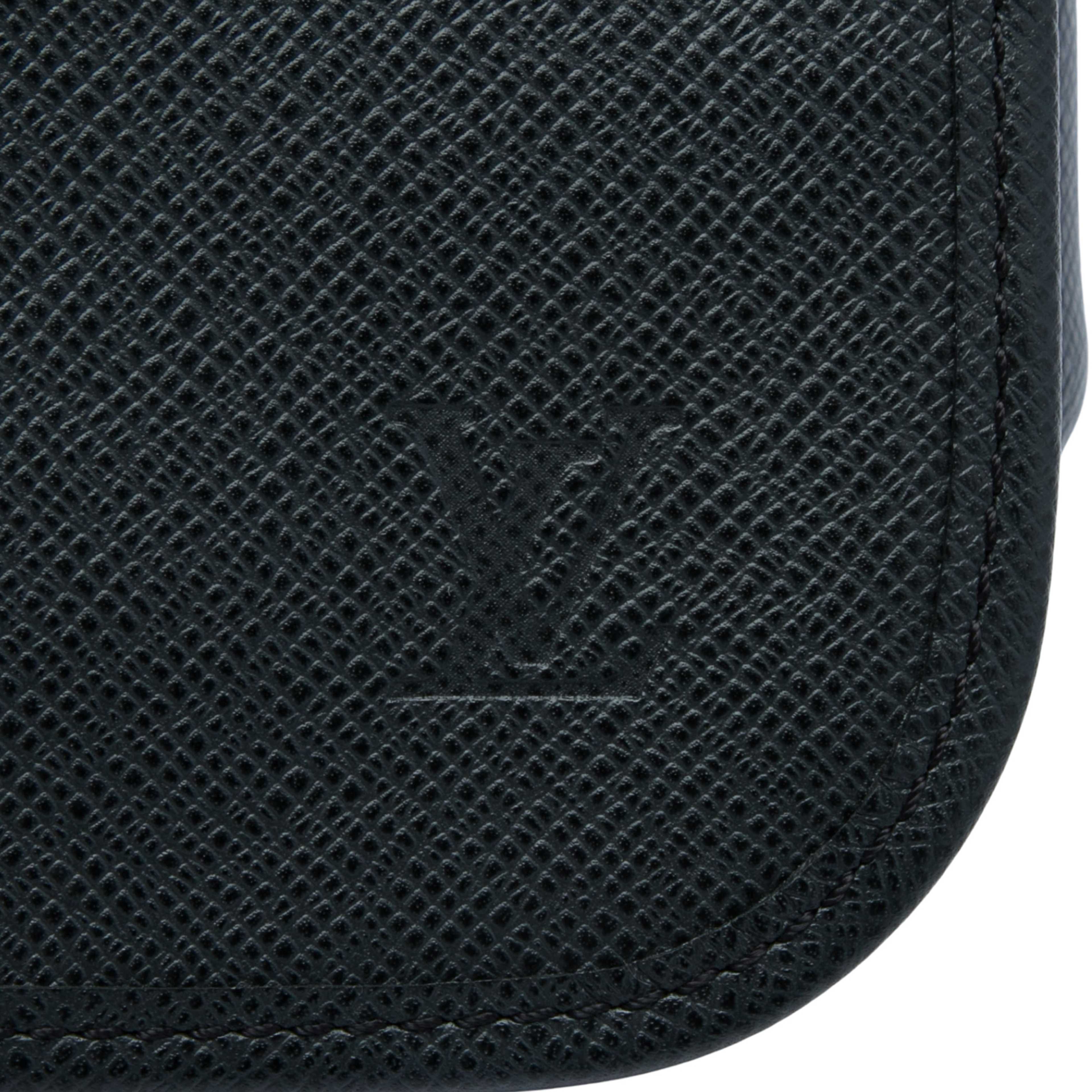 Louis Vuitton Taiga Andrei, från Luxclusif, i färgen svart. Klicka för att öppna bilden i stort format