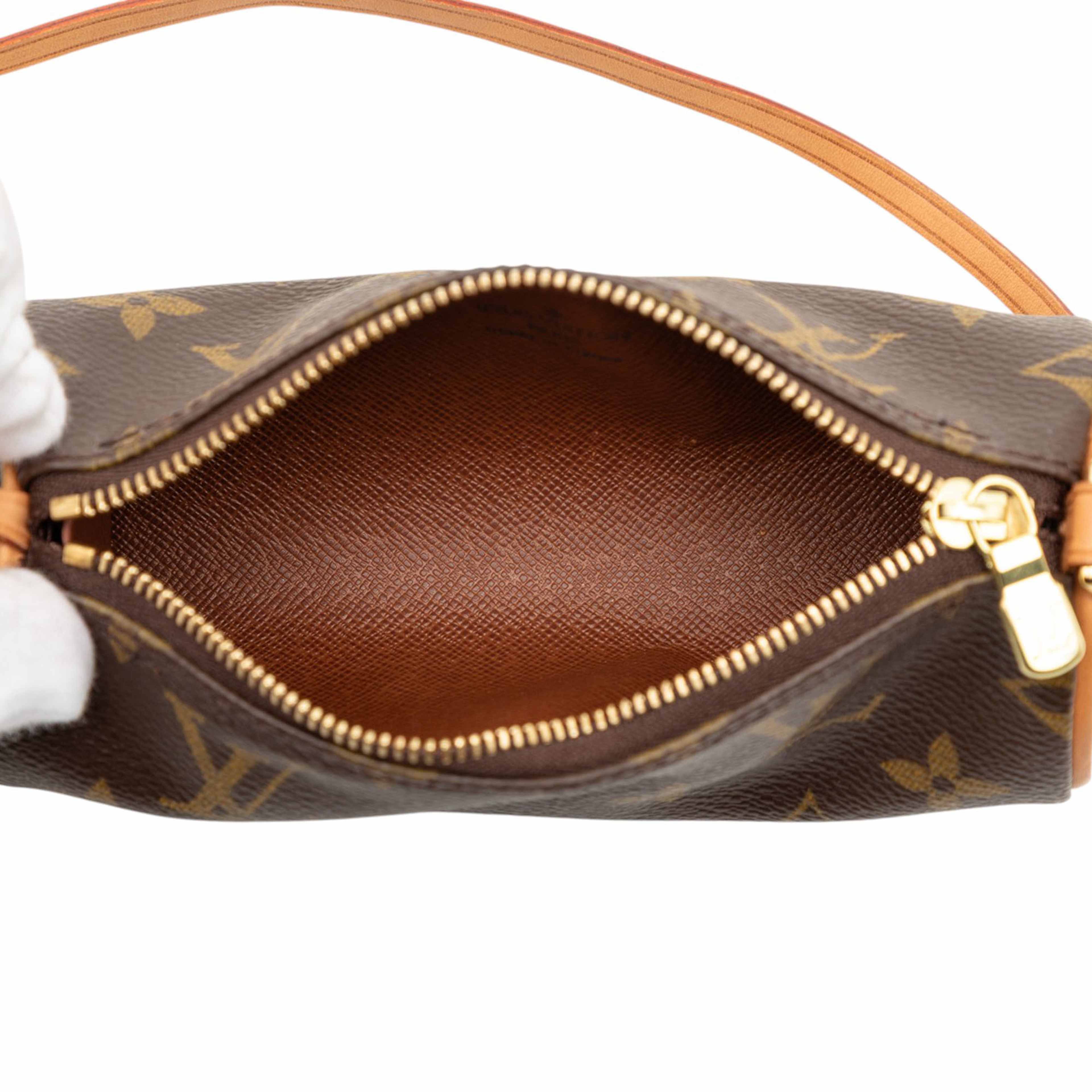 Louis Vuitton Monogram Papillon Pochette, från Luxclusif, i färgen brown. Klicka för att öppna bilden i stort format