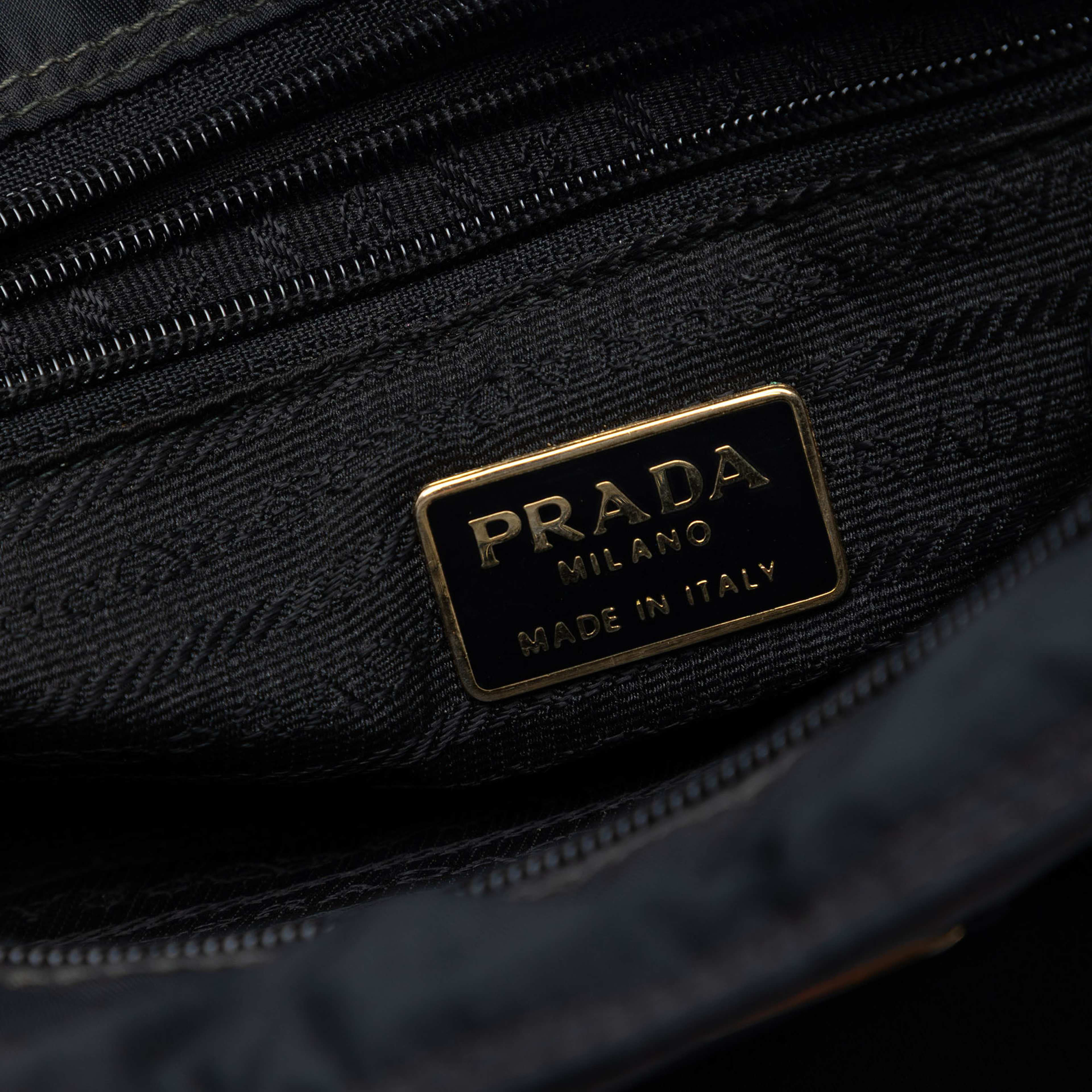 Prada Tessuto Metal Handle Bag, från Luxclusif, i färgen black. Klicka för att öppna bilden i stort format