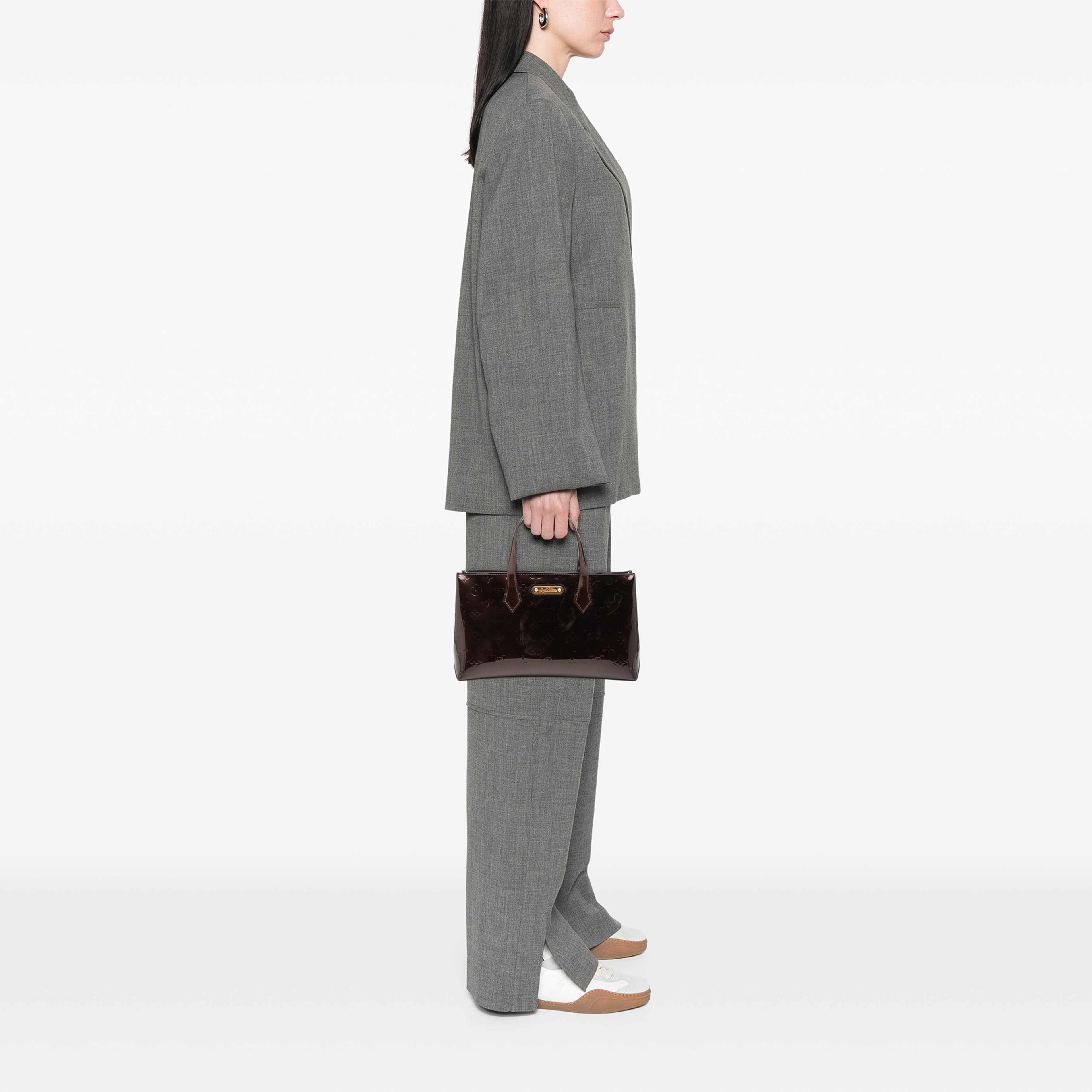 Louis Vuitton Monogram Vernis Wilshire Pm, från Luxclusif, i färgen purpur. Klicka för att öppna bilden i stort format
