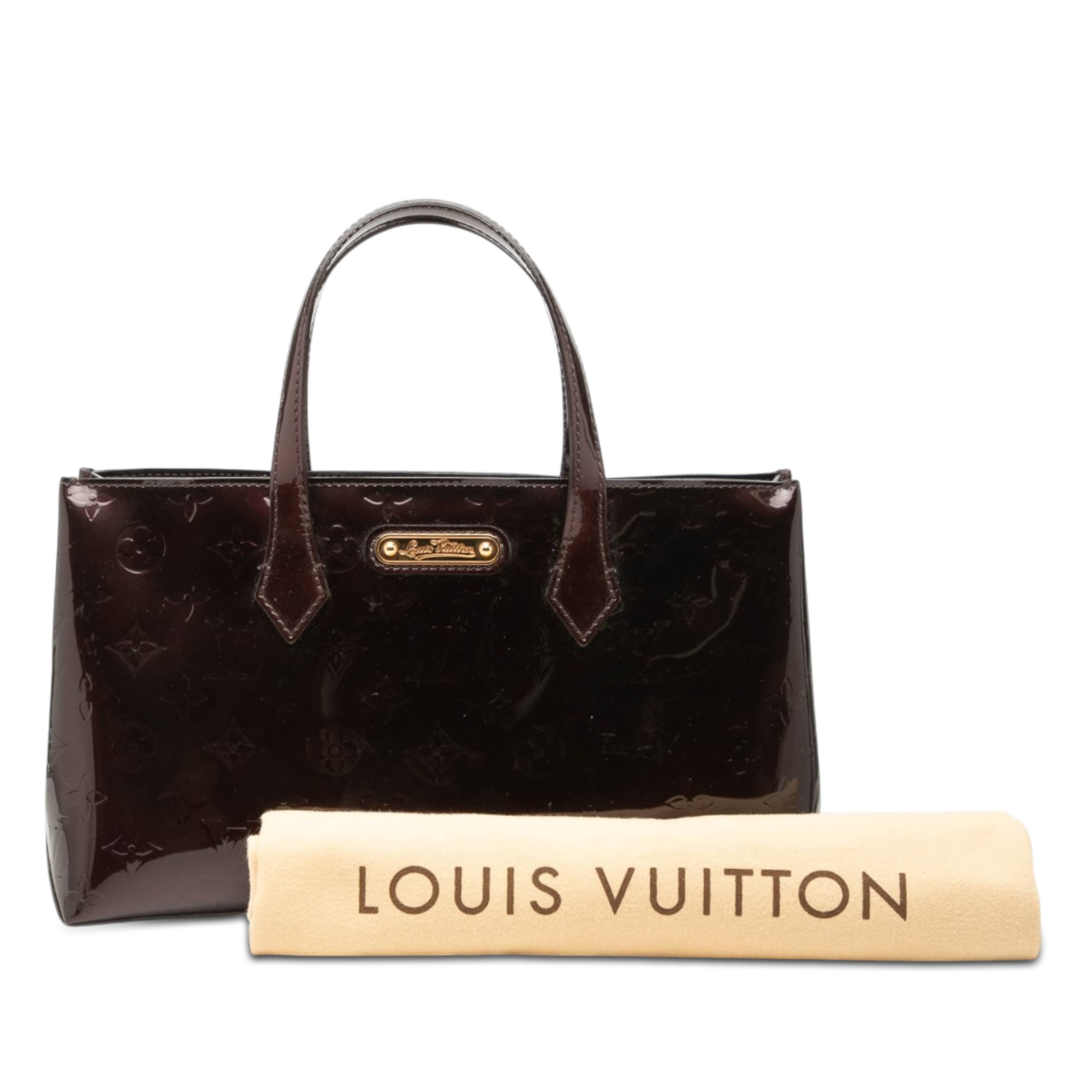 Louis Vuitton Monogram Vernis Wilshire Pm, från Luxclusif, i färgen purpur. Klicka för att öppna bilden i stort format