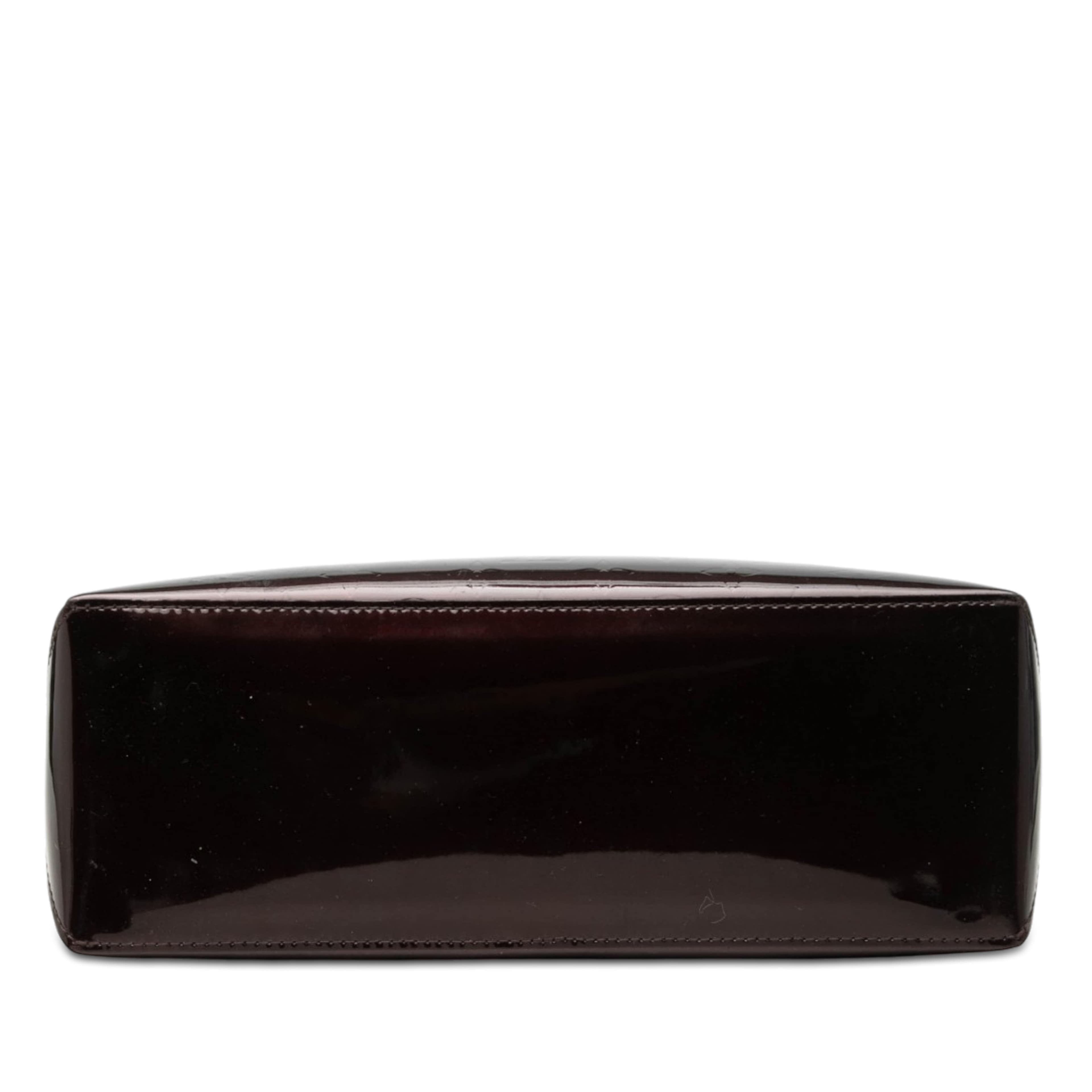 Louis Vuitton Monogram Vernis Wilshire Pm, från Luxclusif, i färgen purpur. Klicka för att öppna bilden i stort format