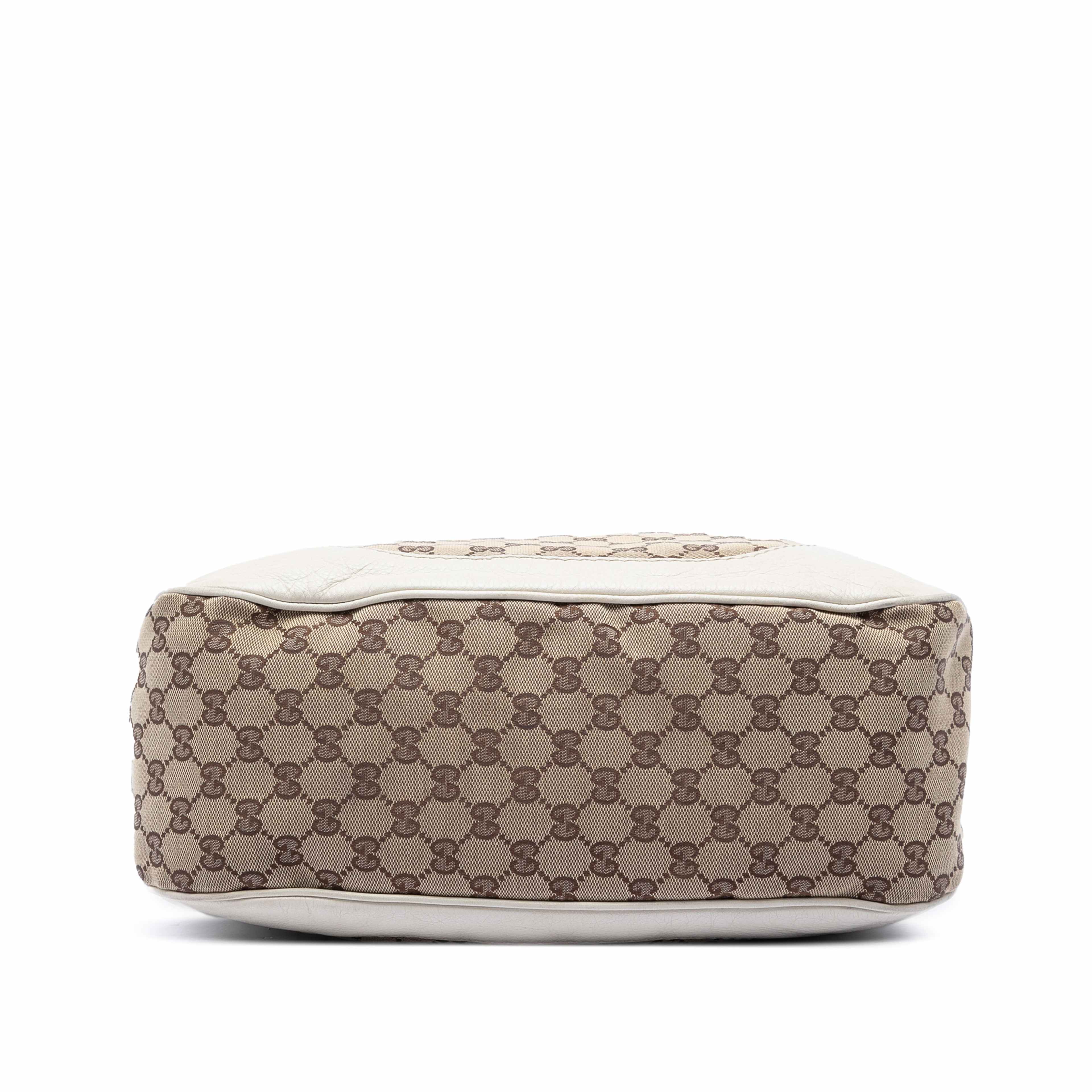 Gucci Gg Canvas Charlotte Hobo, från Luxclusif, i färgen vit. Klicka för att öppna bilden i stort format